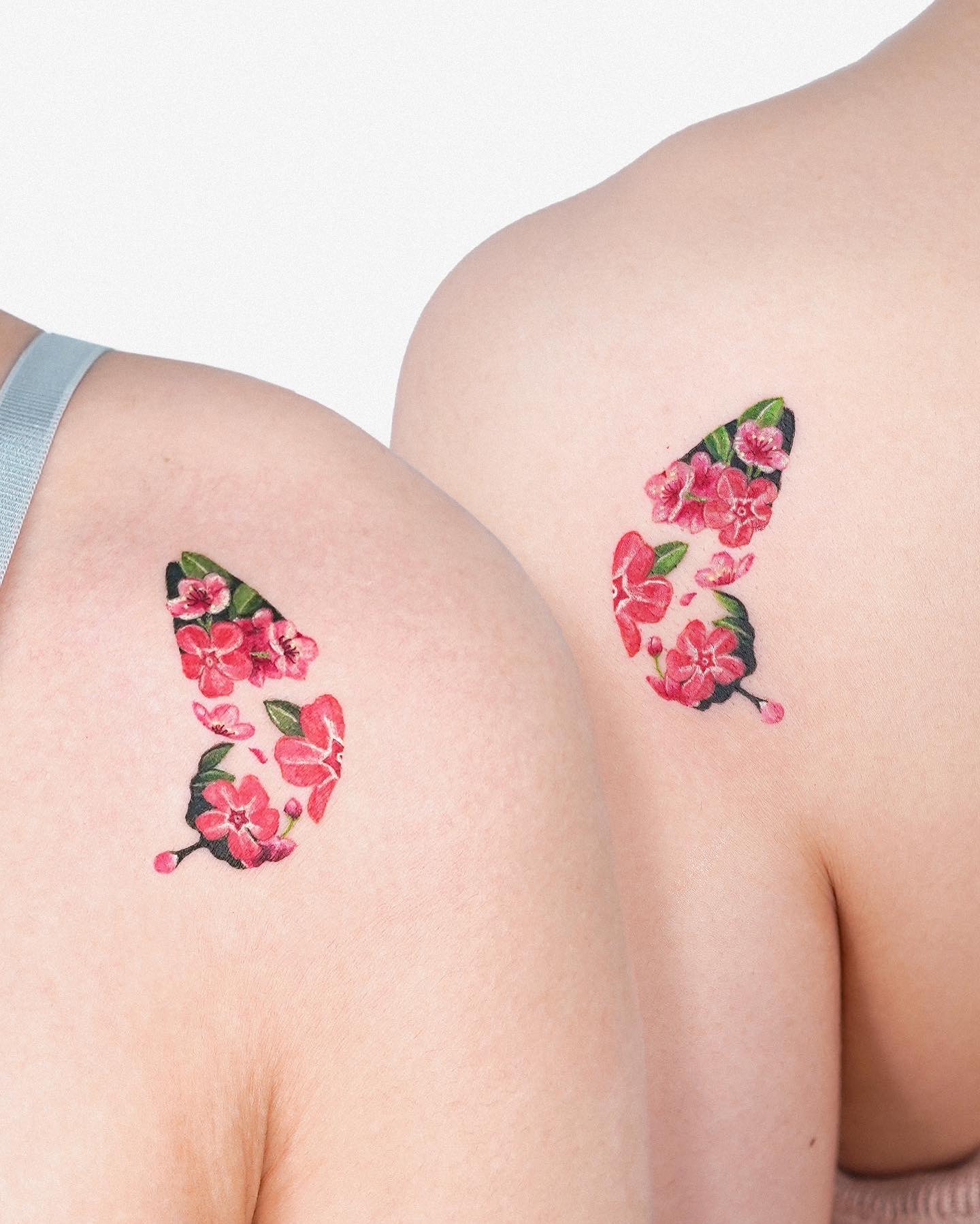 Tatuaje de mariposa femenina y floral
