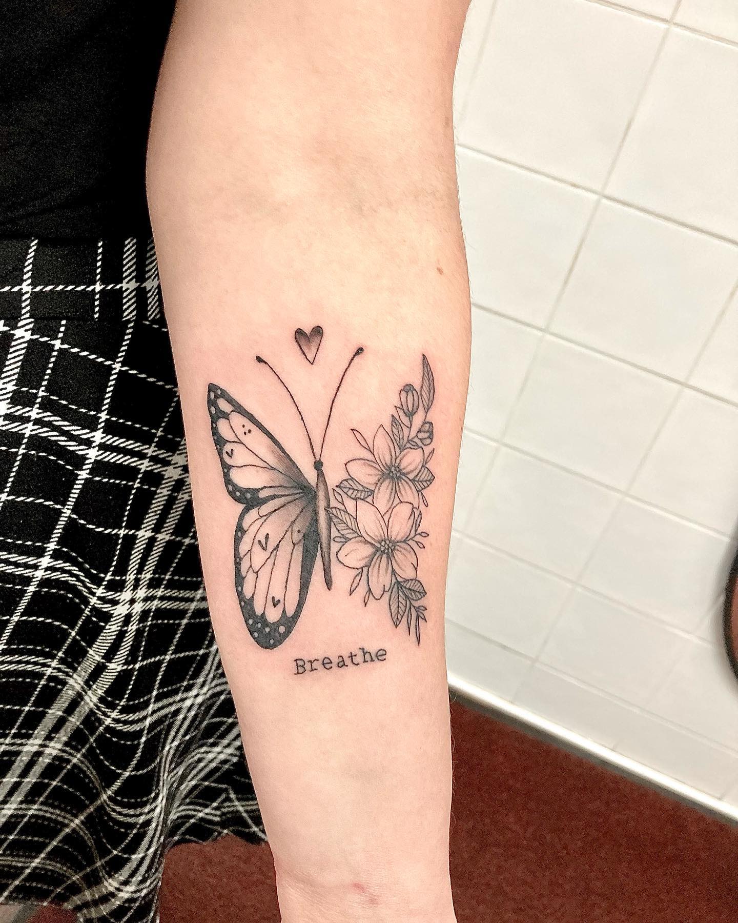 Tatuaje de mariposa floral