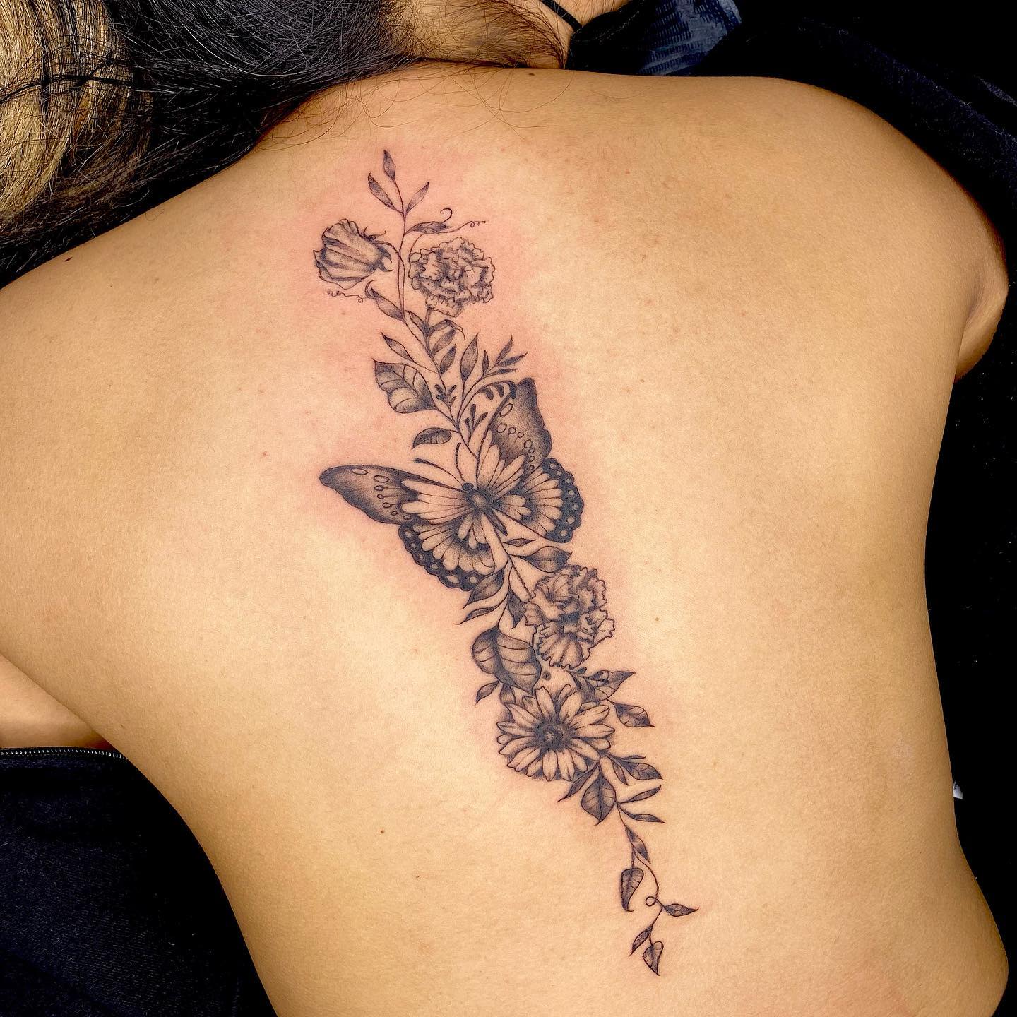 Tatuaje de Mariposa Floral en la Espalda.