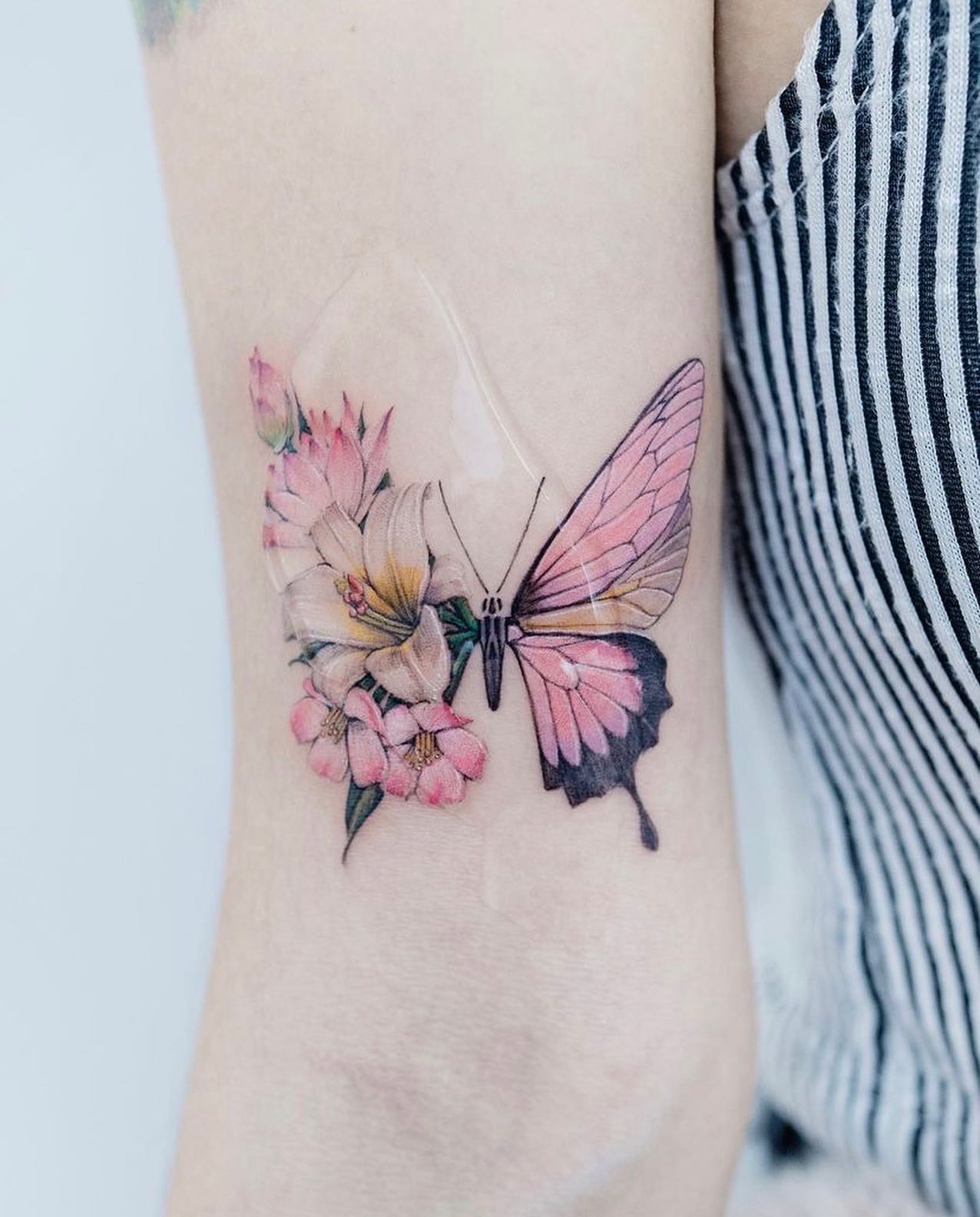 Tatuaje de mariposa floral rosa