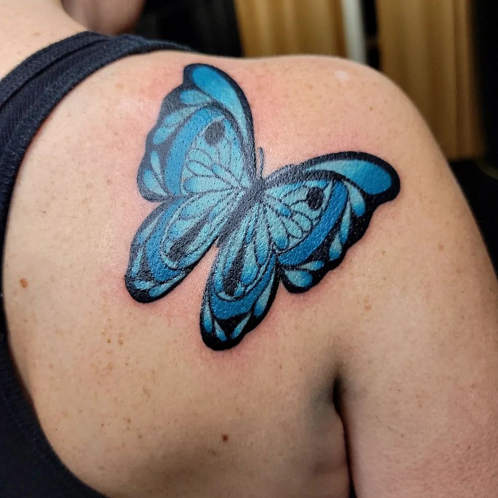 Tatuaje de mariposa gigante azul