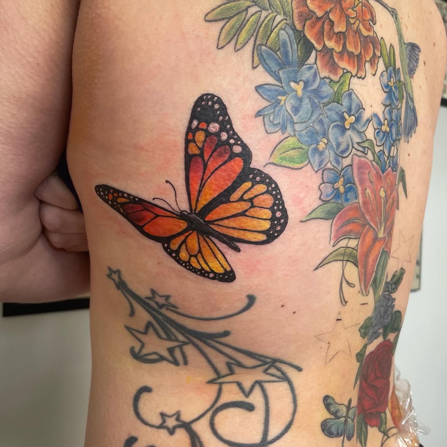 Tatuaje de mariposa grande y naranja