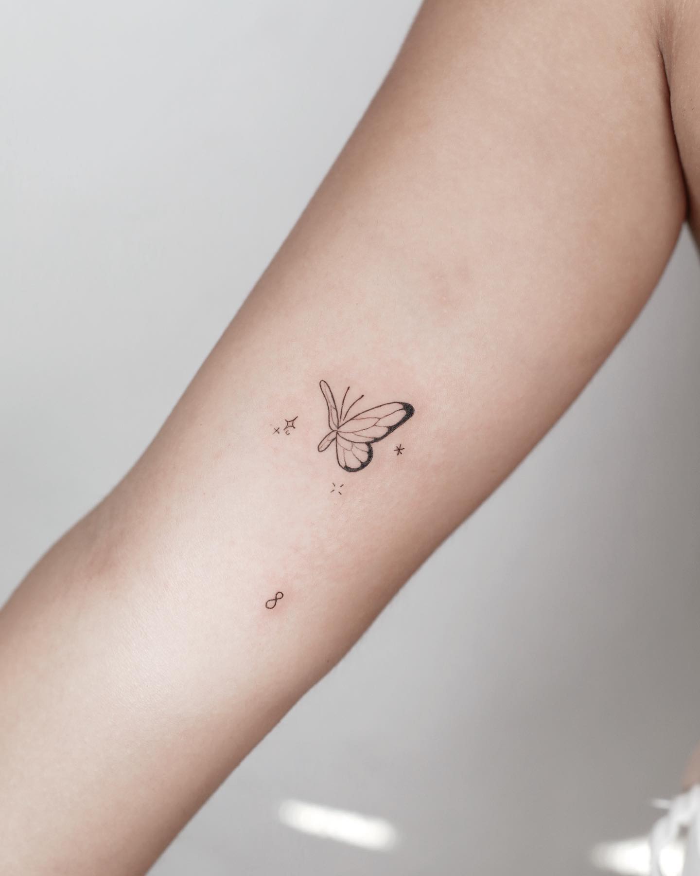 Tatuaje de mariposa minimalista