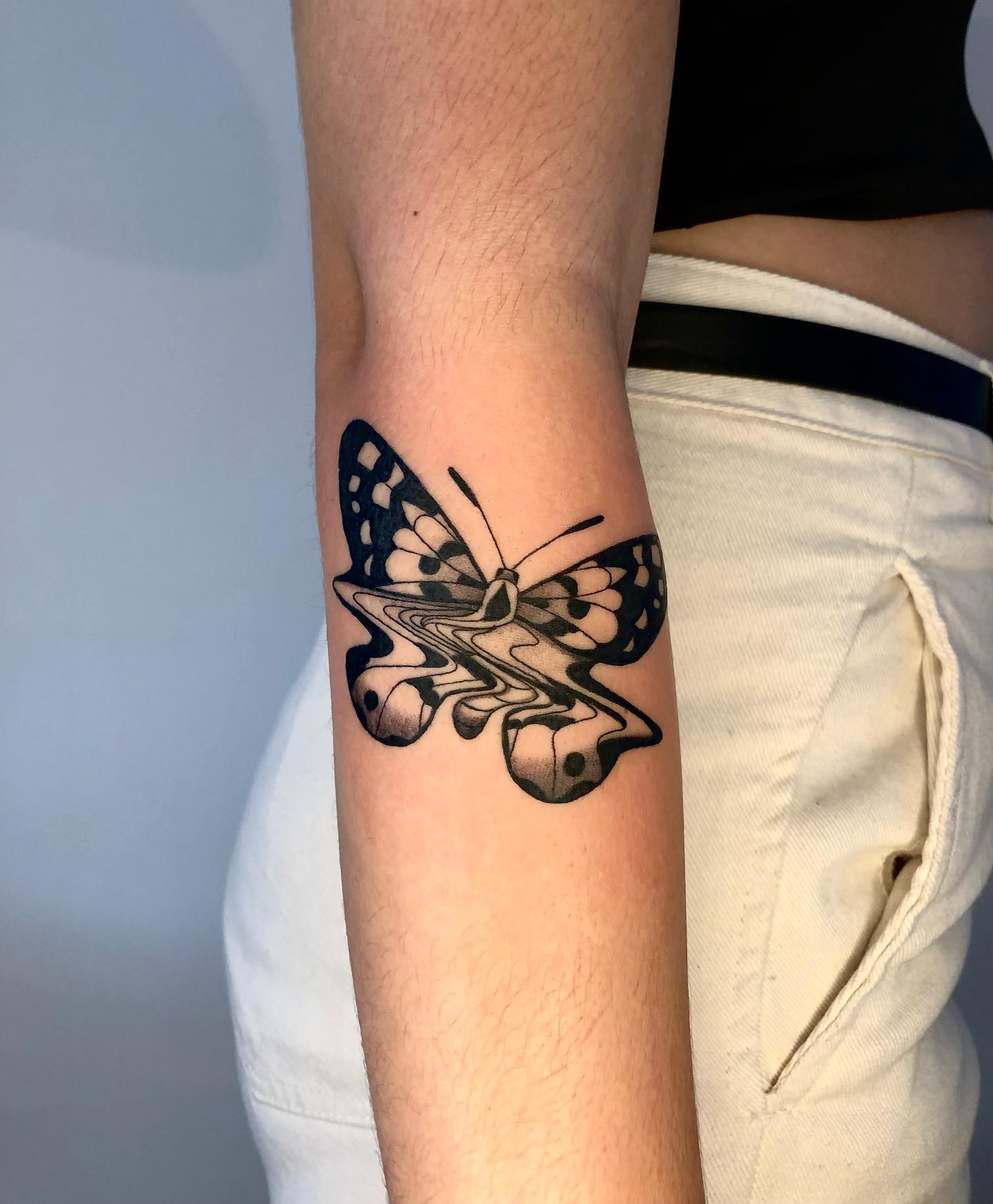 Tatuaje de mariposa negra.
