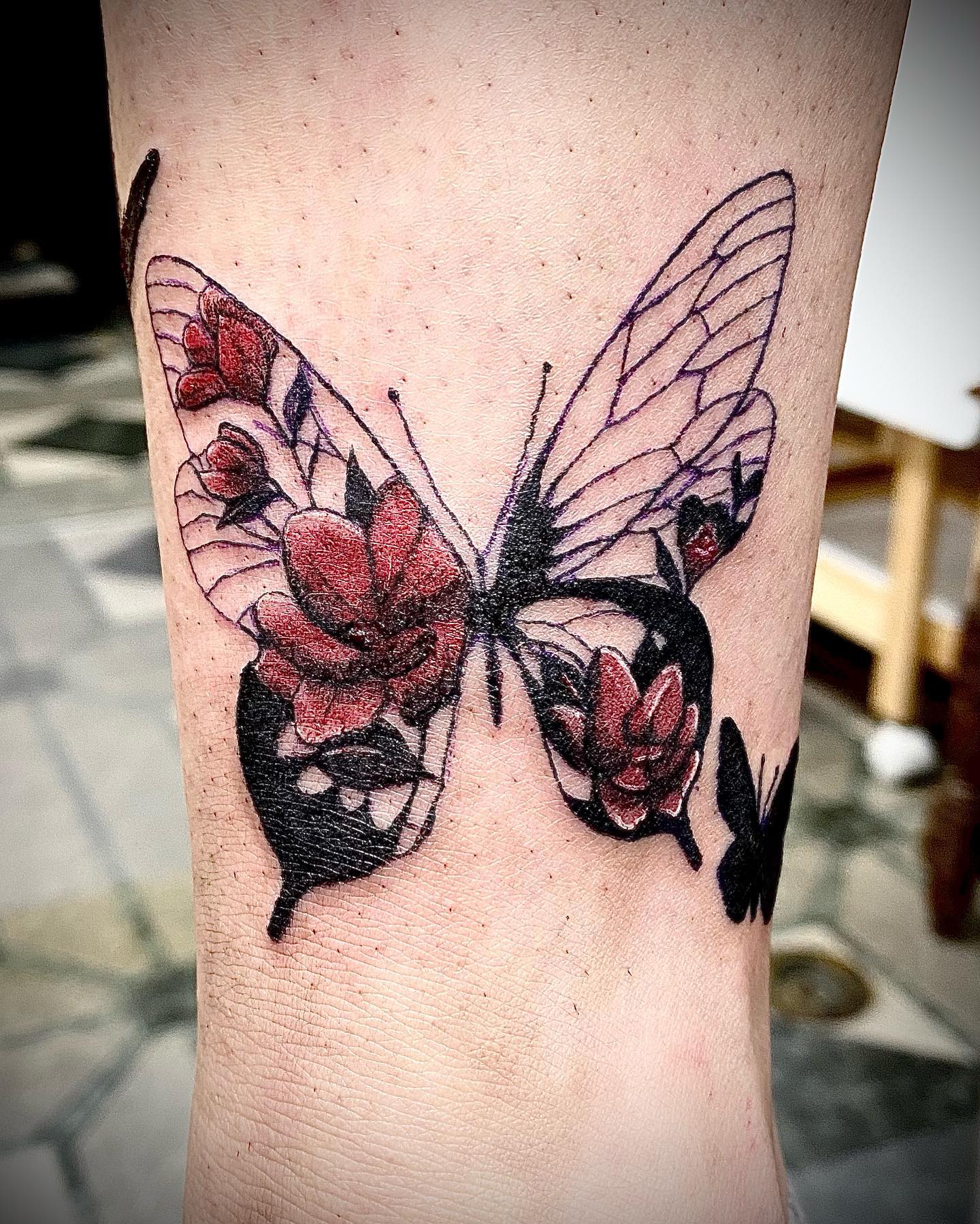 Tatuaje de Mariposa Negra y Roja