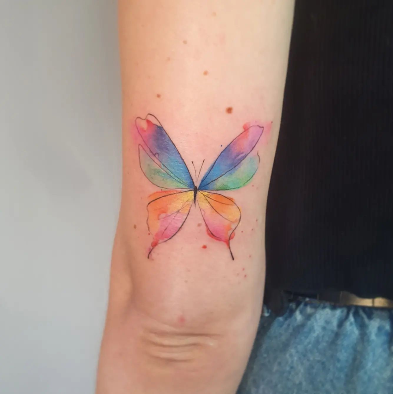 Tatuaje de mariposa pastel
