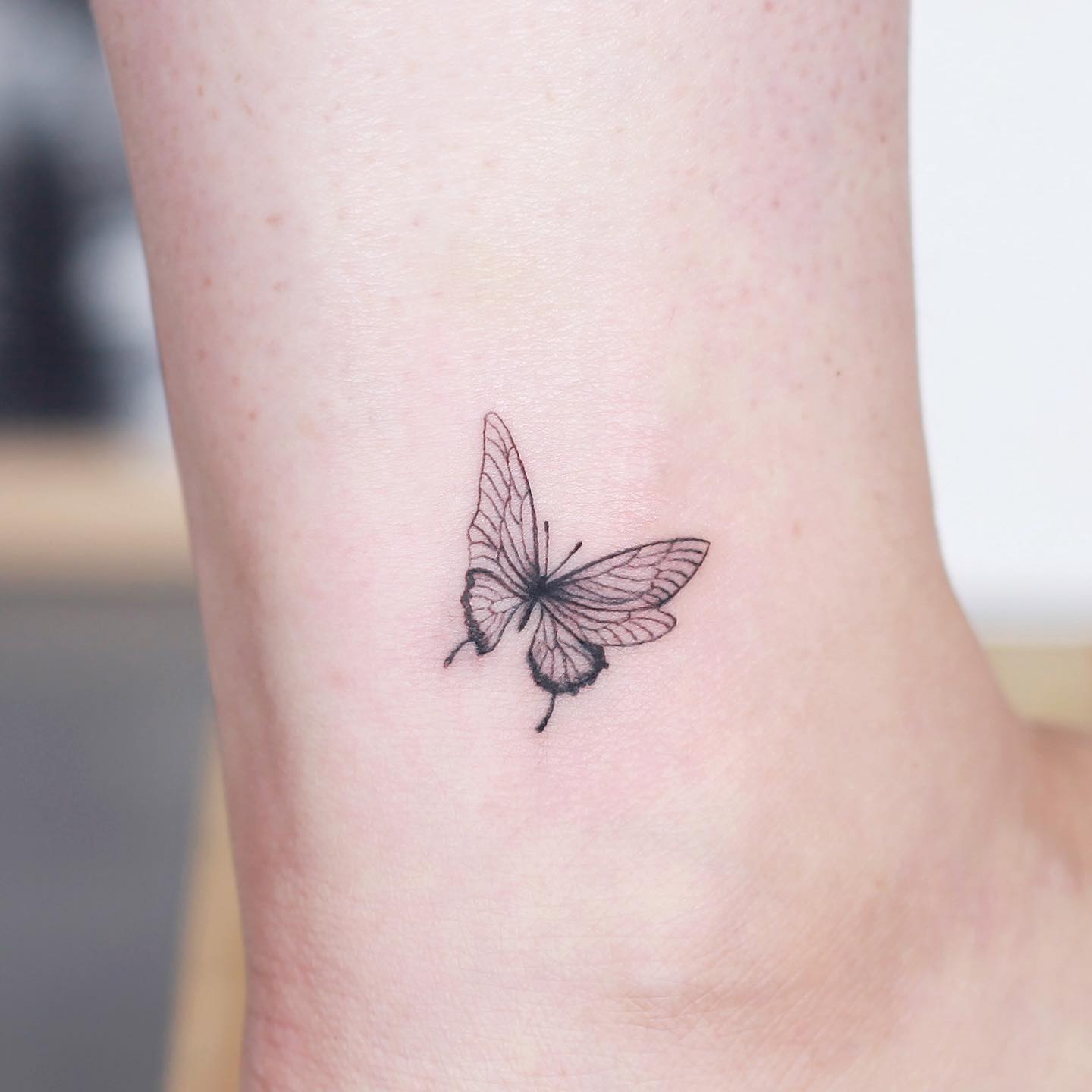 Tatuaje de Mariposa Pequeña y Sencillo