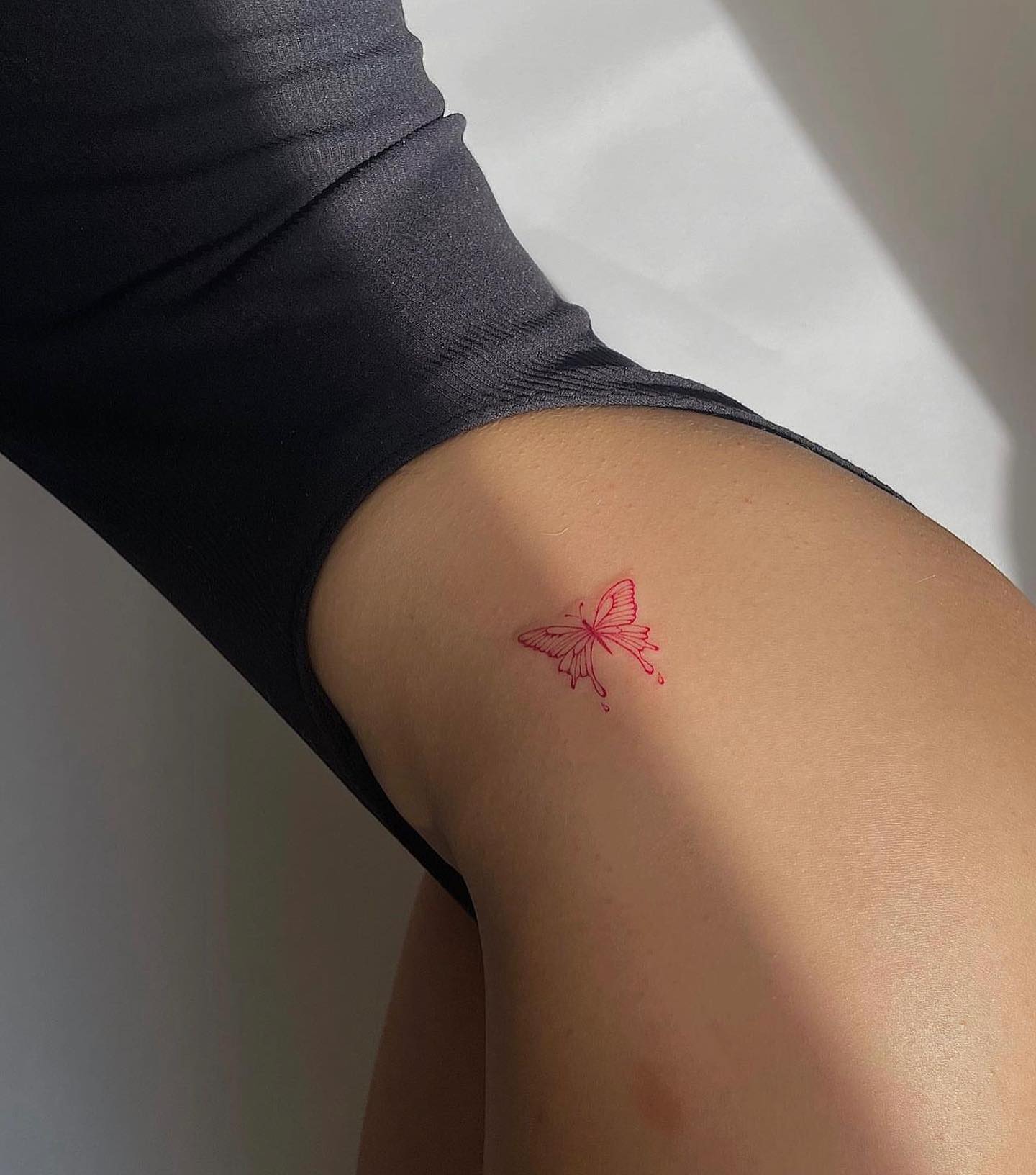 Tatuaje de mariposa roja.