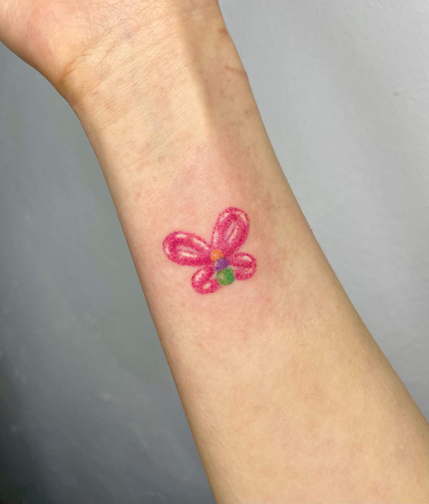Tatuaje de mariposa rosa