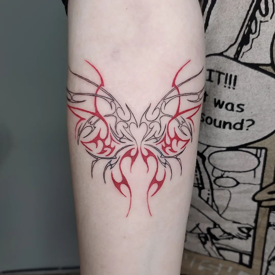 Tatuaje de mariposa tribal.
