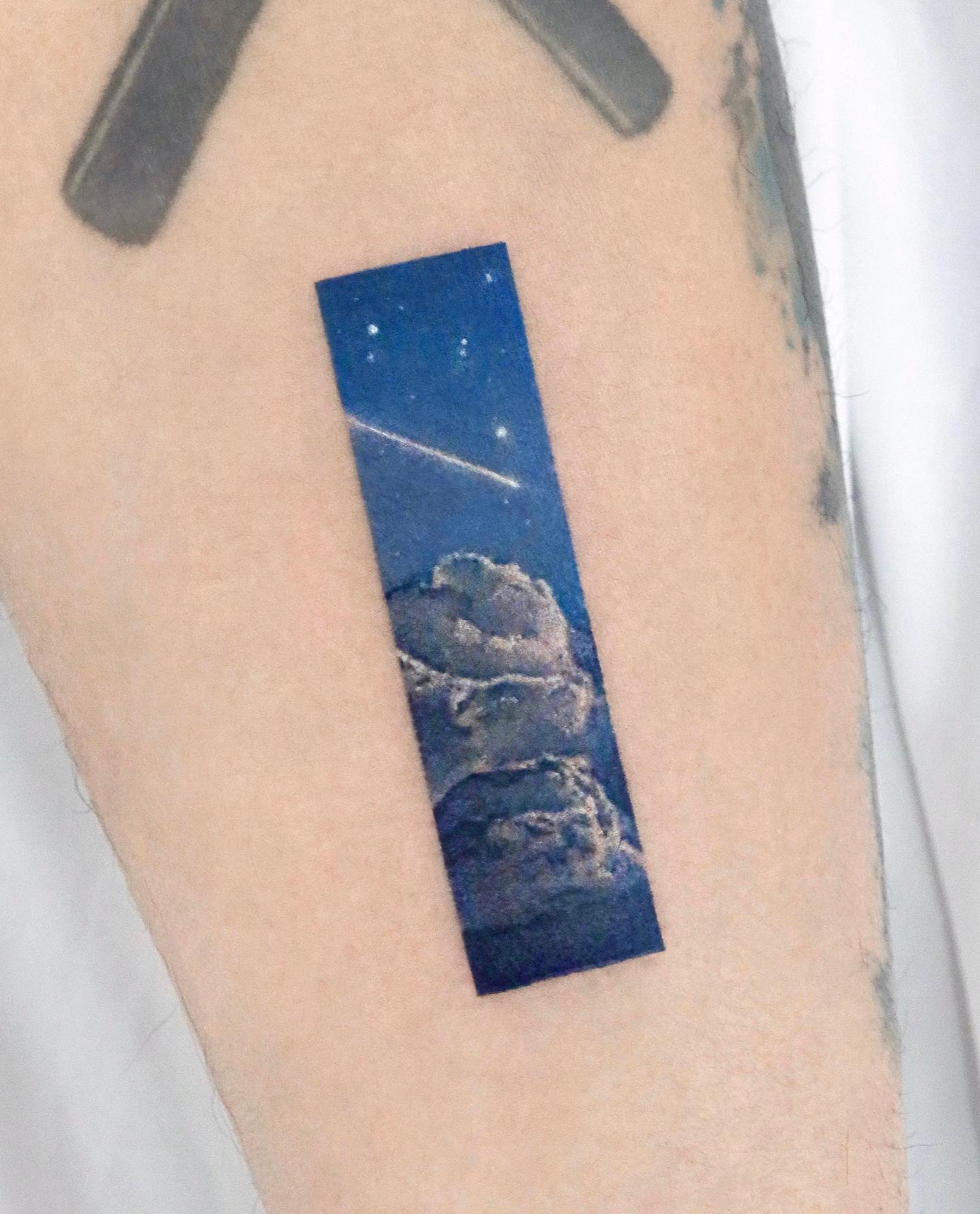 Tatuaje de nube azul brillante