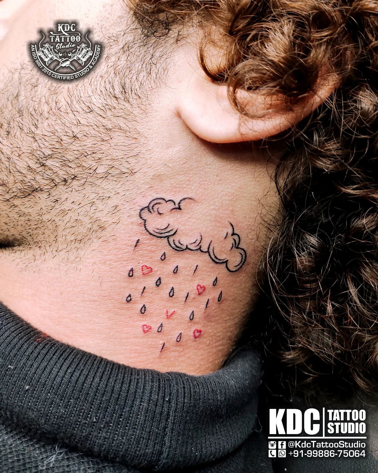 Tatuaje de nube de cuello pequeño.