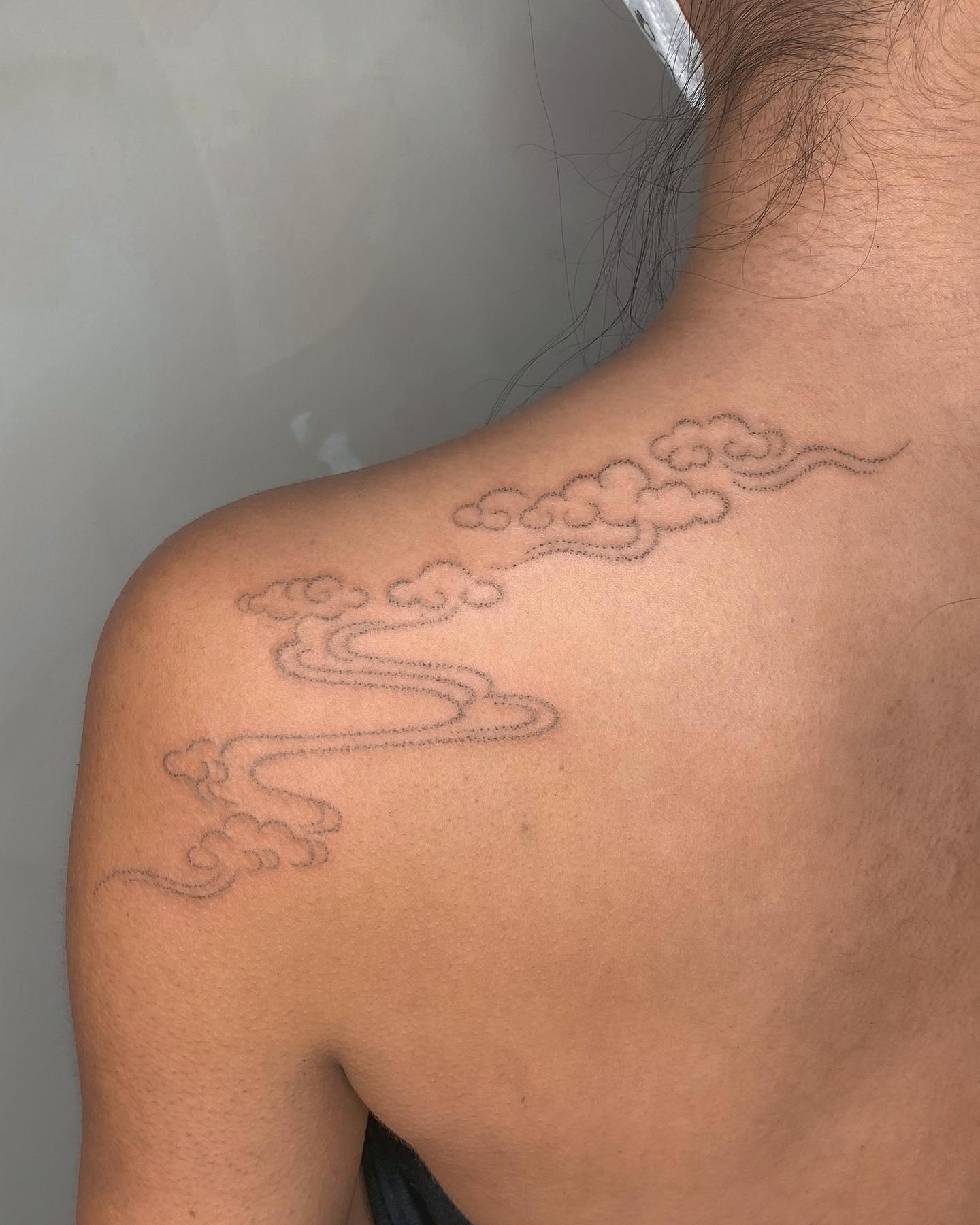 Tatuaje de nube pequeña en la espalda.
