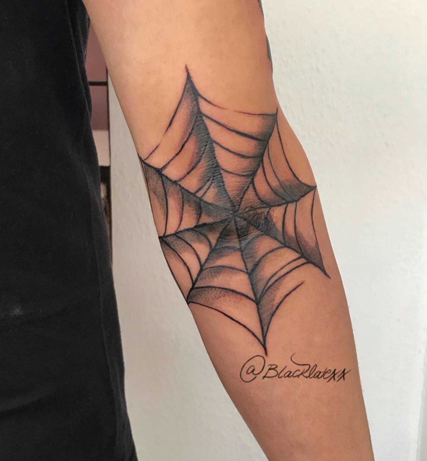 Tatuaje de una telaraña de brazo negro