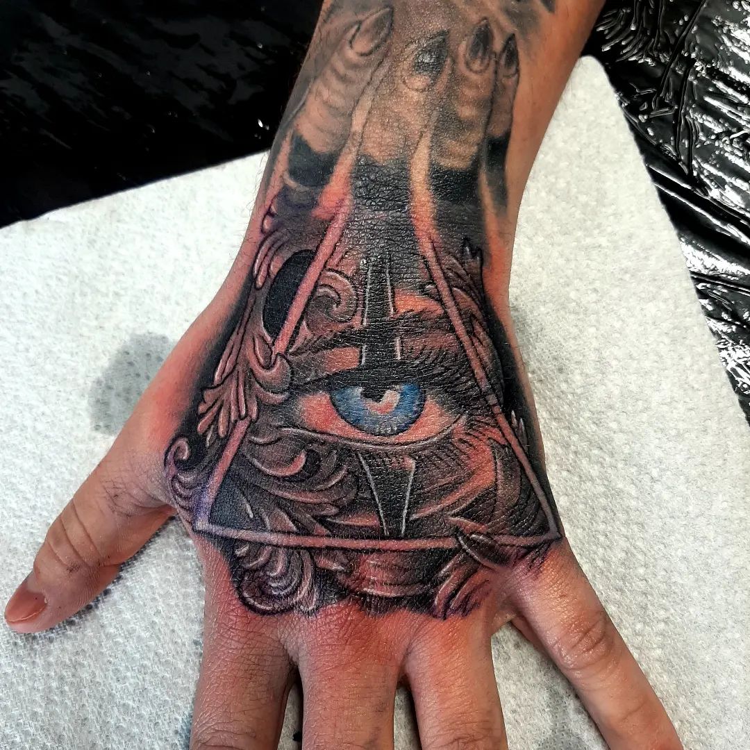 Tatuaje detallado del Ojo que todo lo ve creativo