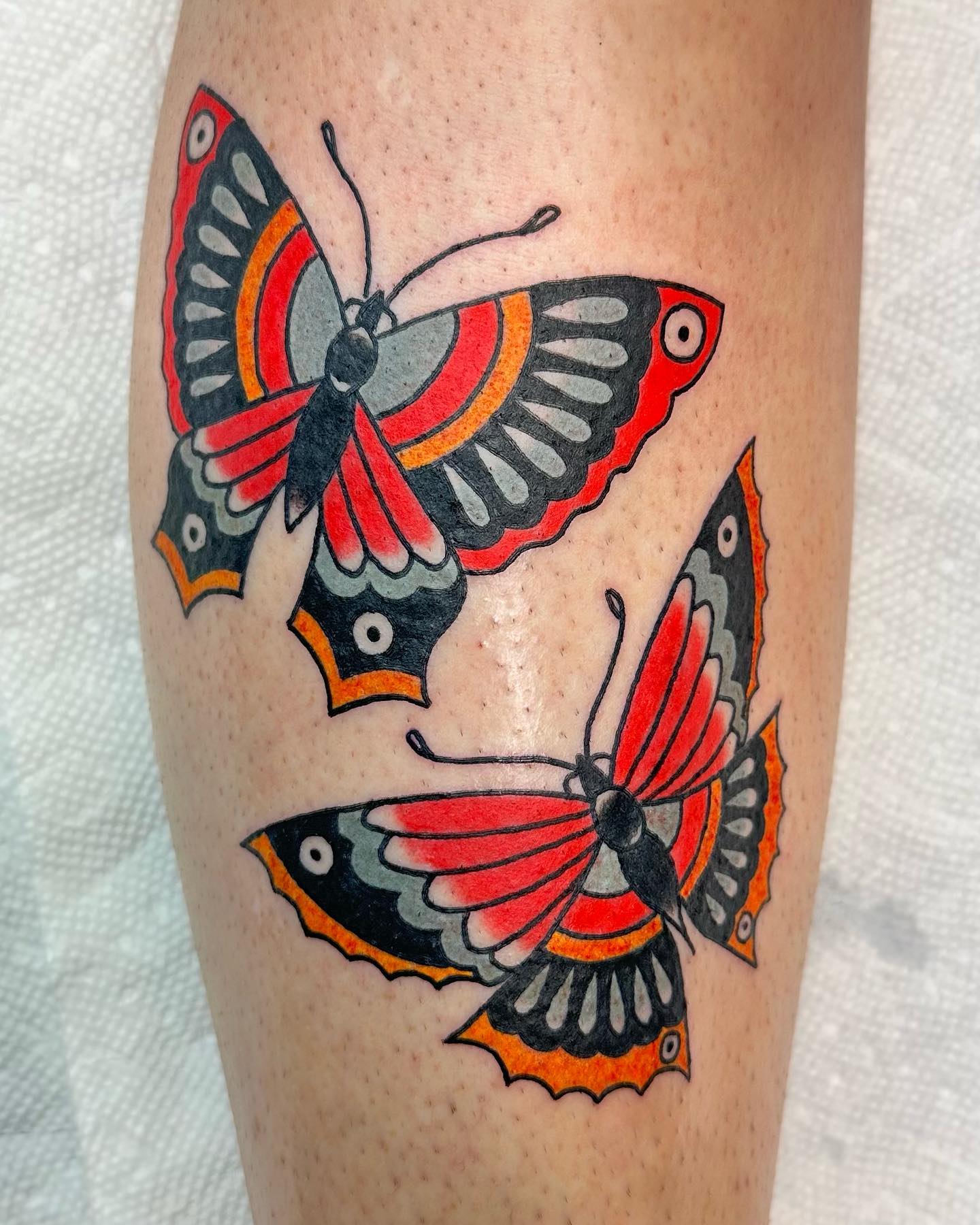 Tatuaje tradicional de mariposa.