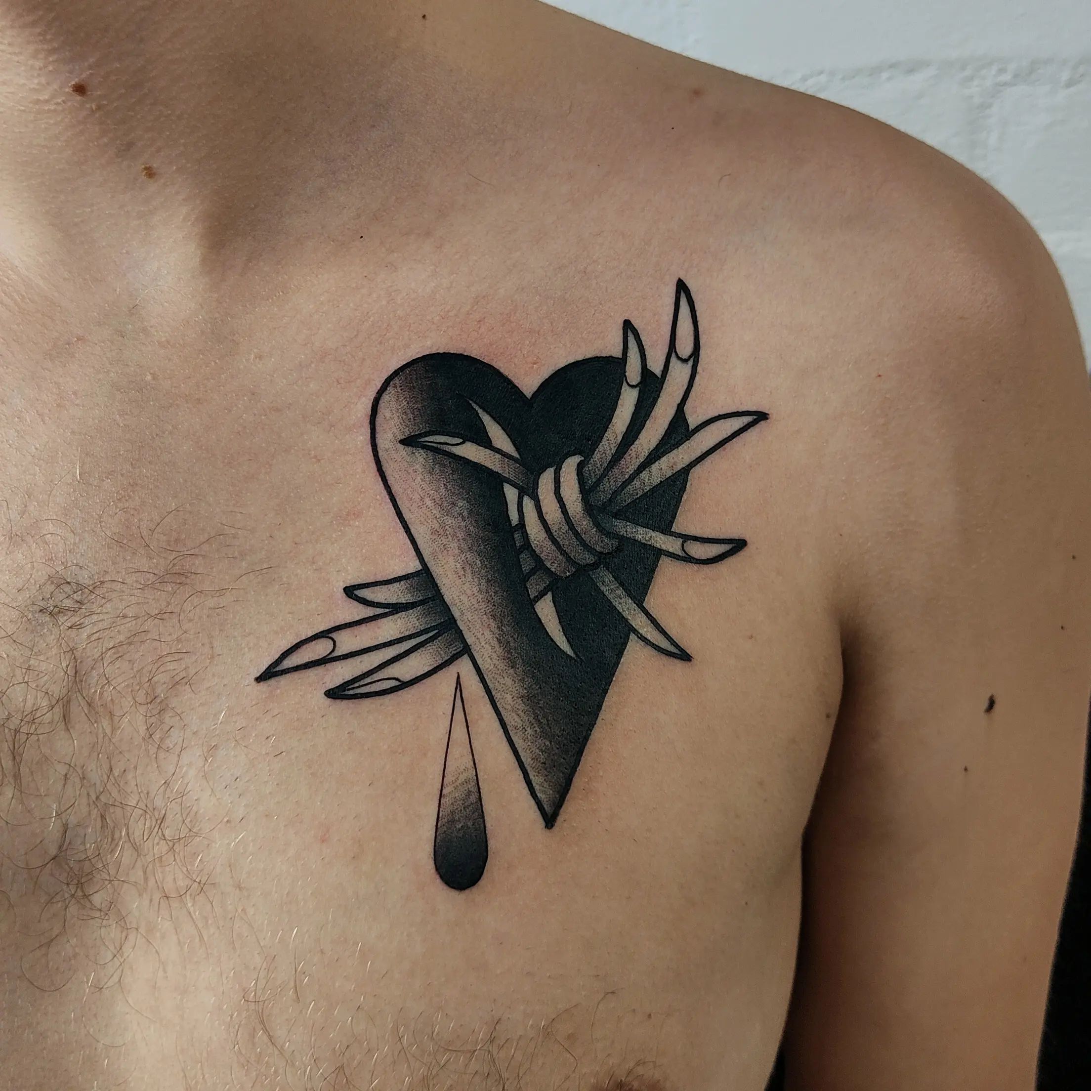 Corazón Traicionado y Tatuaje de Alambre de Púas