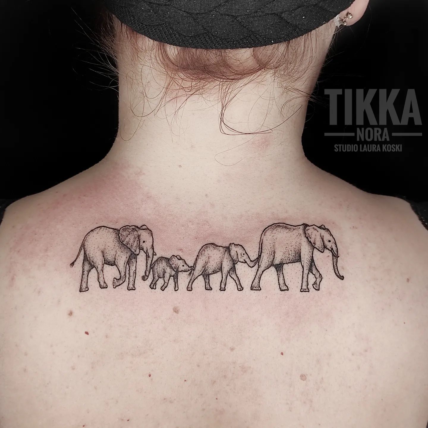 Diseño de familia de elefantes en el cuello
