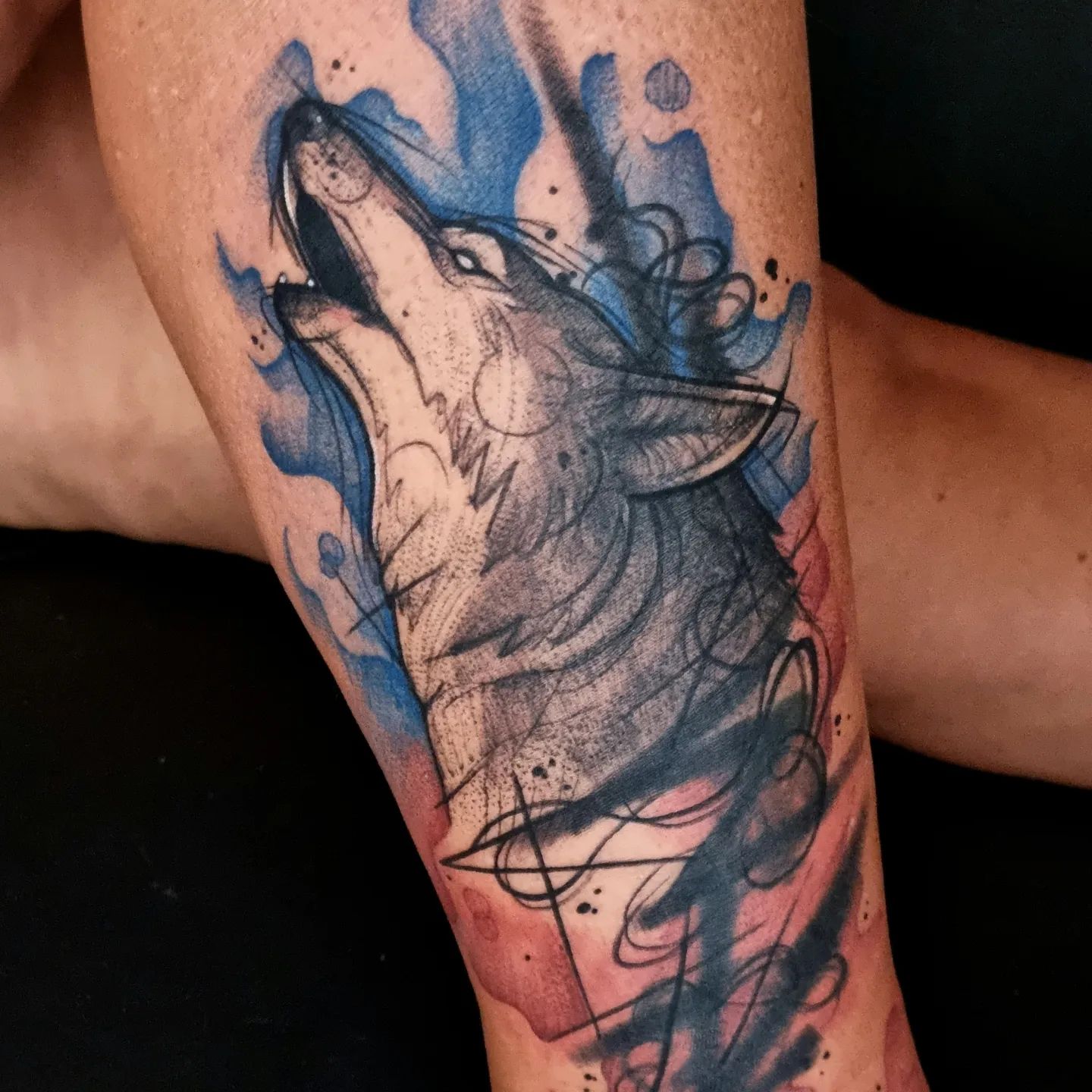 Diseño de tatuaje de lobo elegante