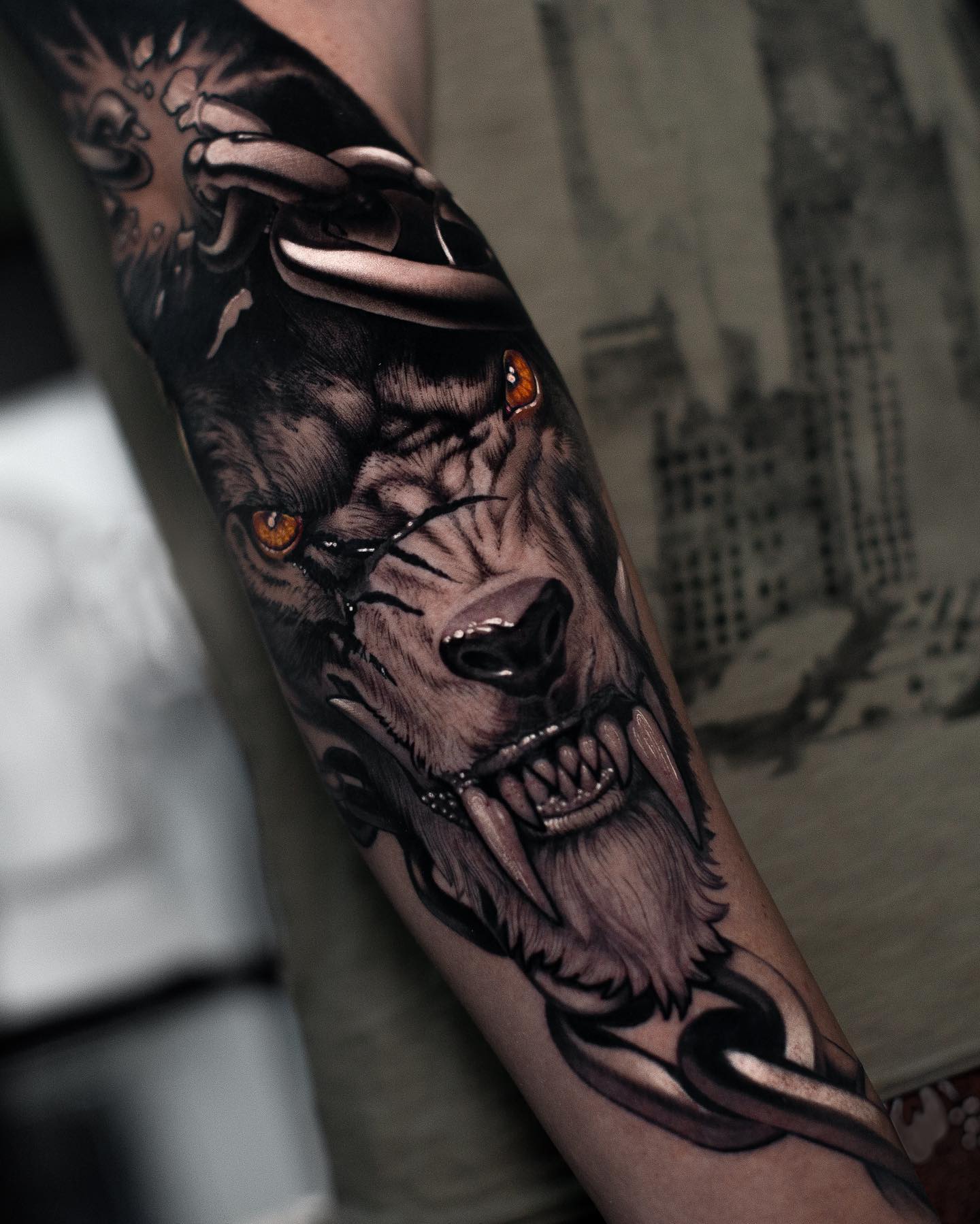 Diseño de tatuaje de lobo encadenado