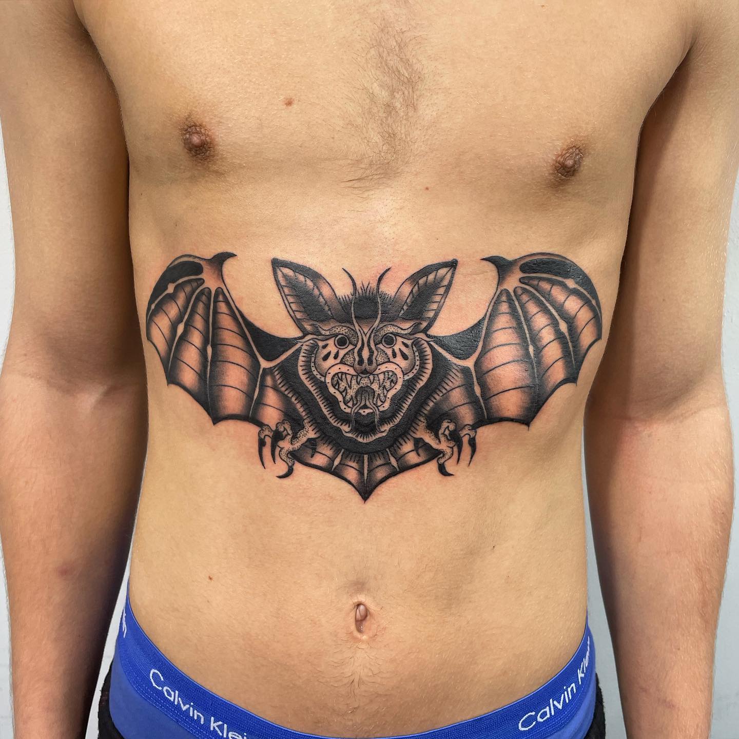 Diseño de tatuaje de murciélago de estómago