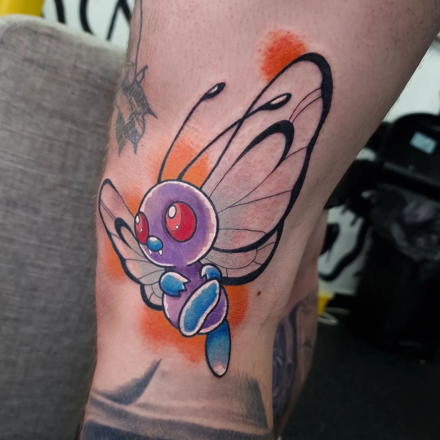 Diseño de tatuaje de rodilla de Pokémon