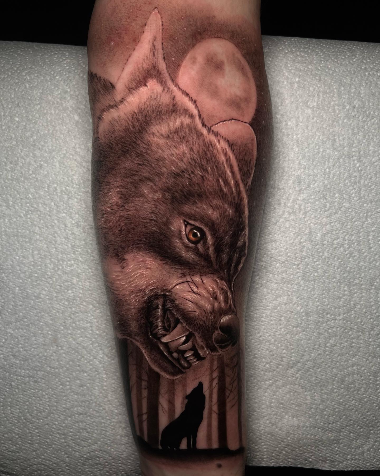 Diseño de tatuaje realista de lobo.