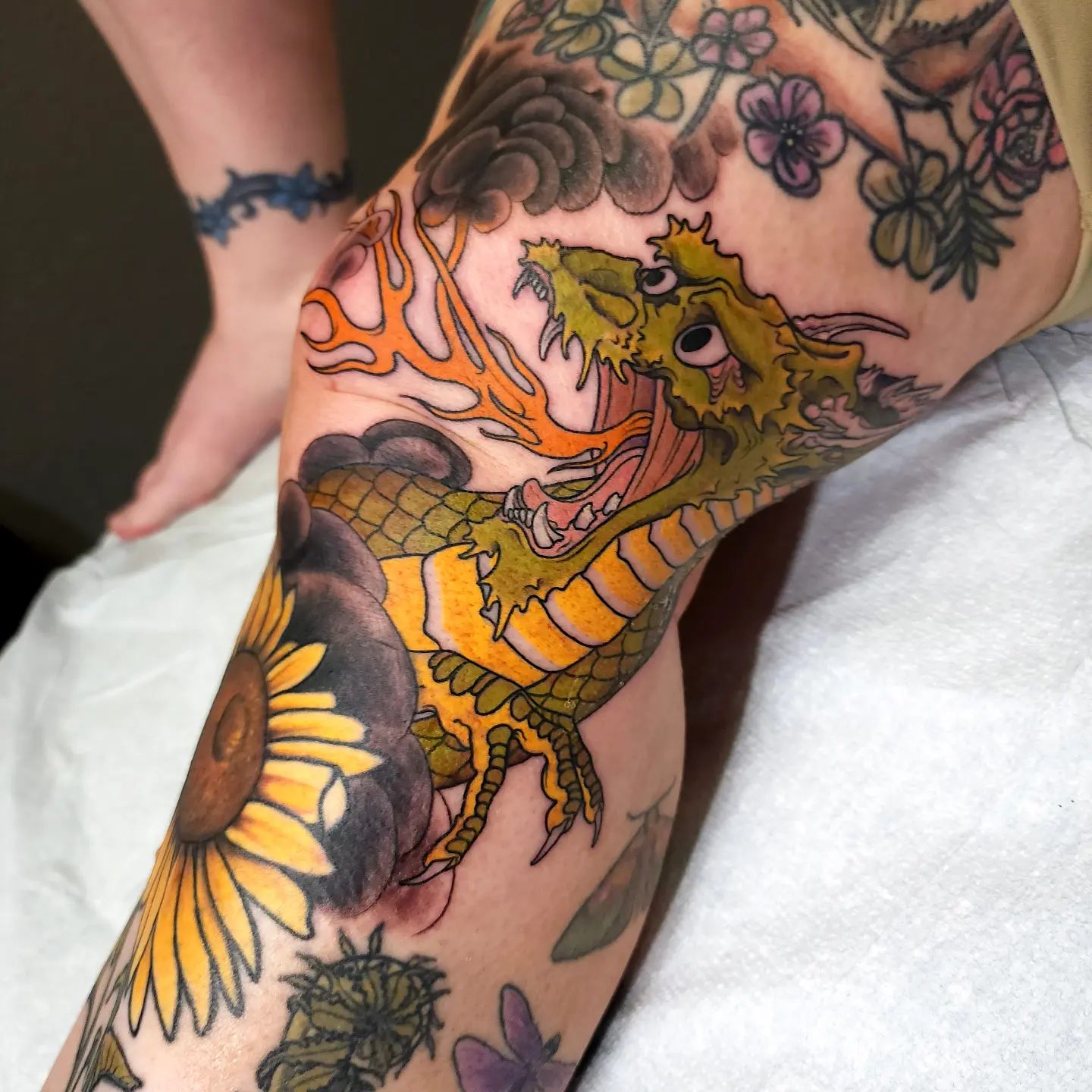 Diseño de tatuaje único y artístico en la rodilla