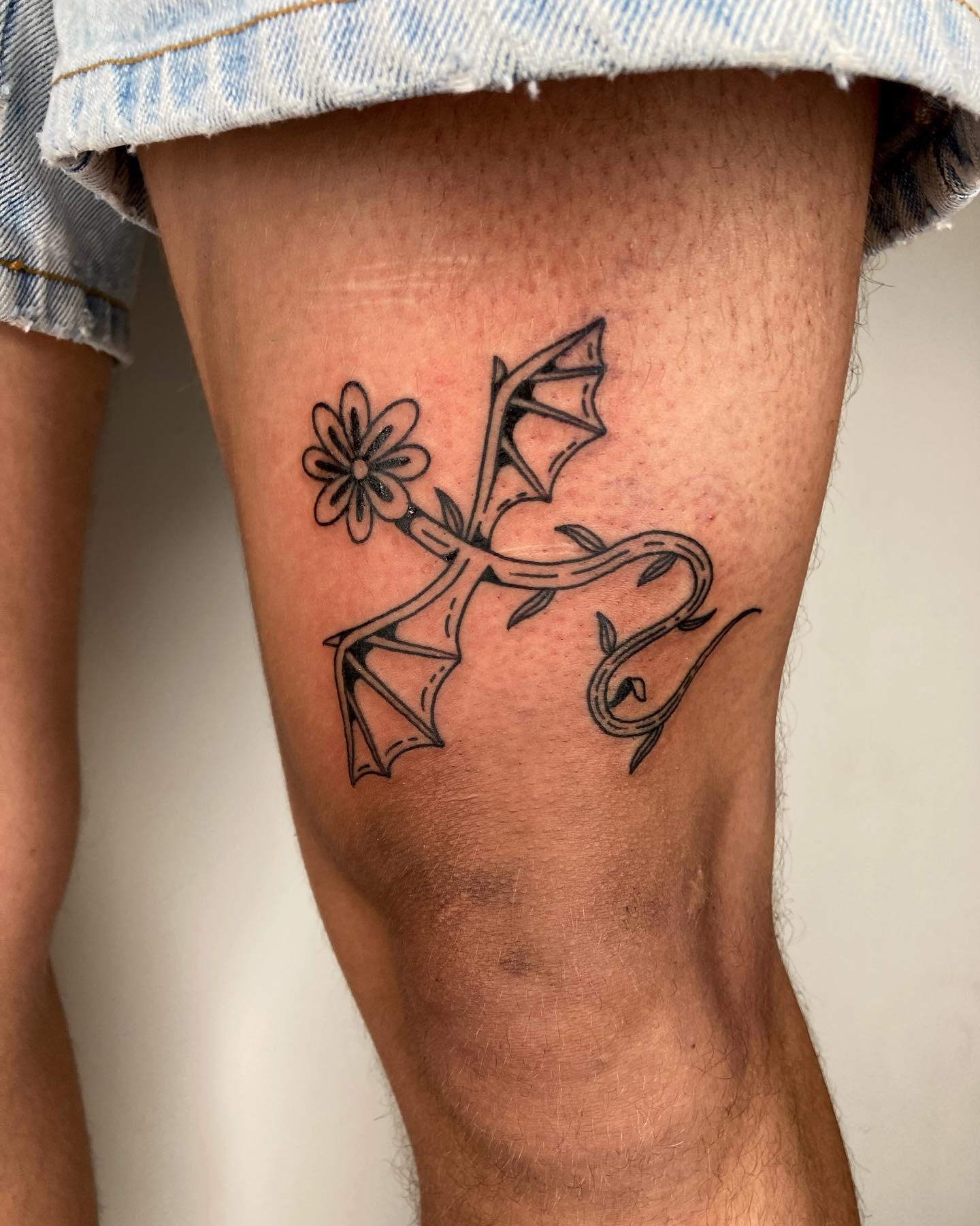Diseño divertido de tatuaje de rodilla