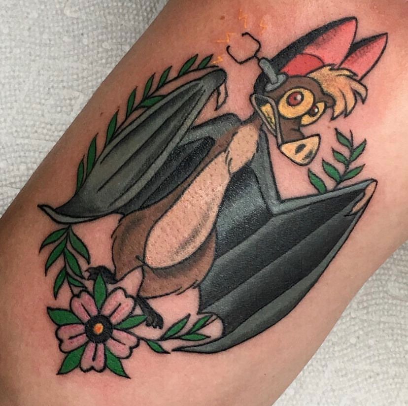 Divertido tatuaje de murciélago de caricatura.