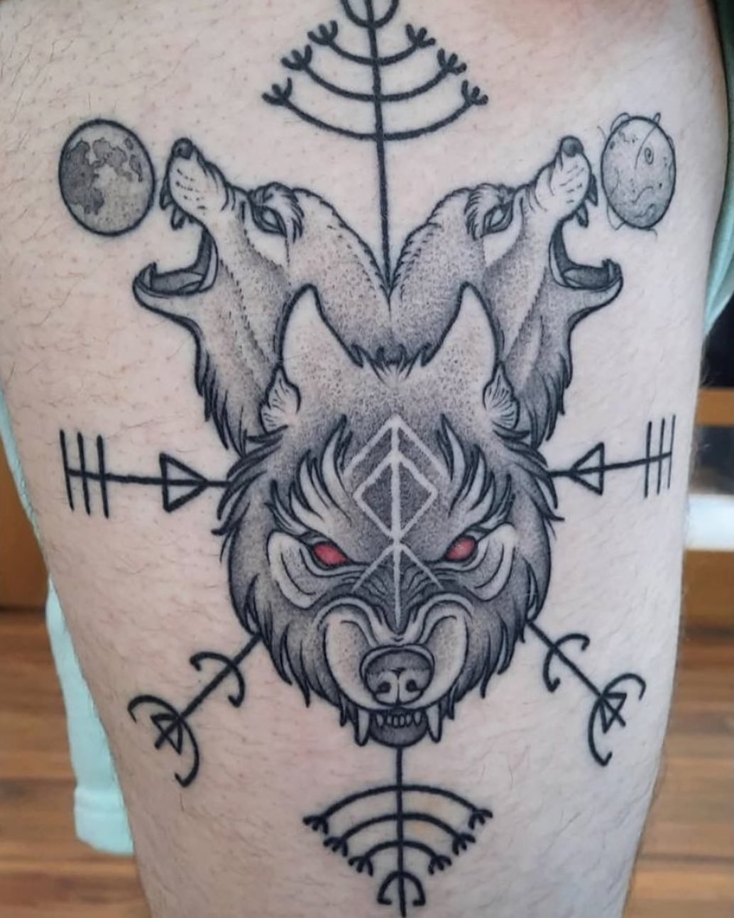 Dos impresiones de tatuajes de lobos.