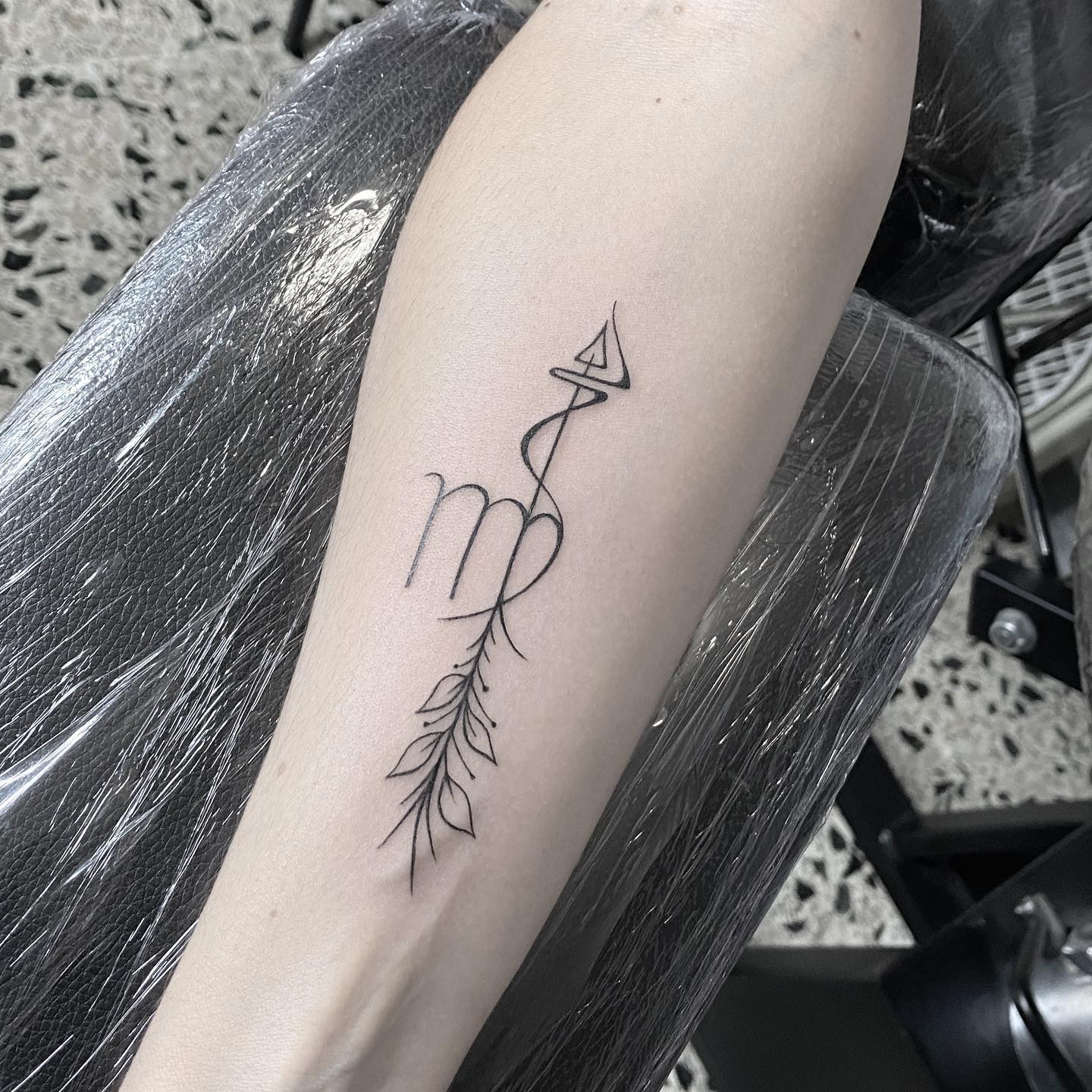 Flecha y tatuaje de signo Virgo