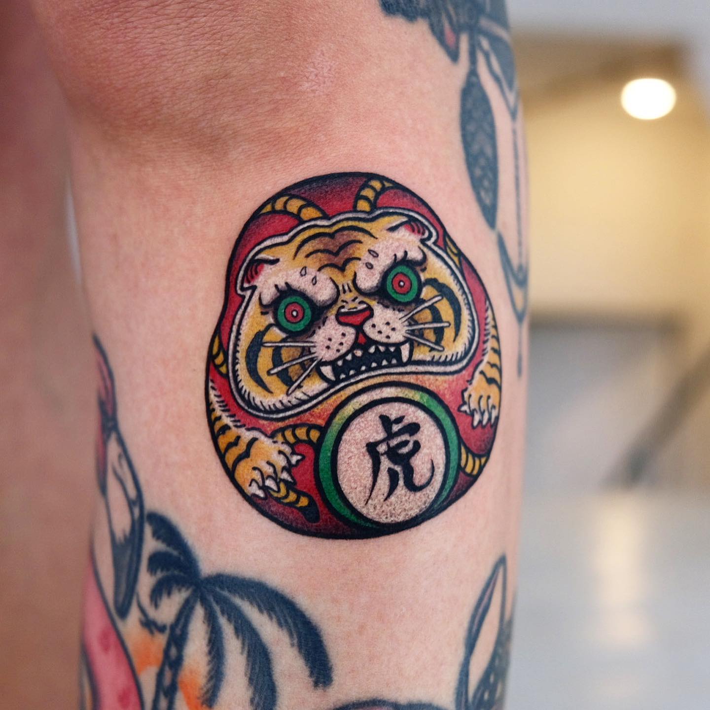 Gran tatuaje de rodilla de tigre colorido