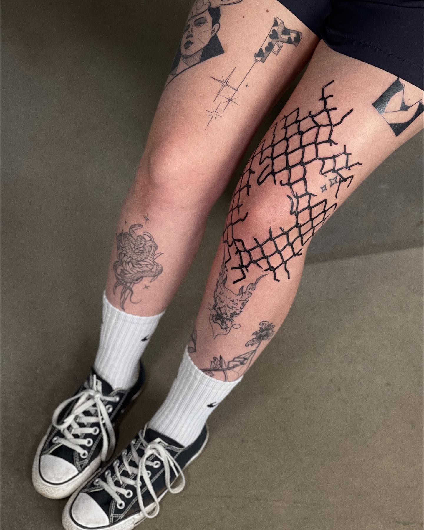 Grande y ruidoso Tatuaje de rodilla