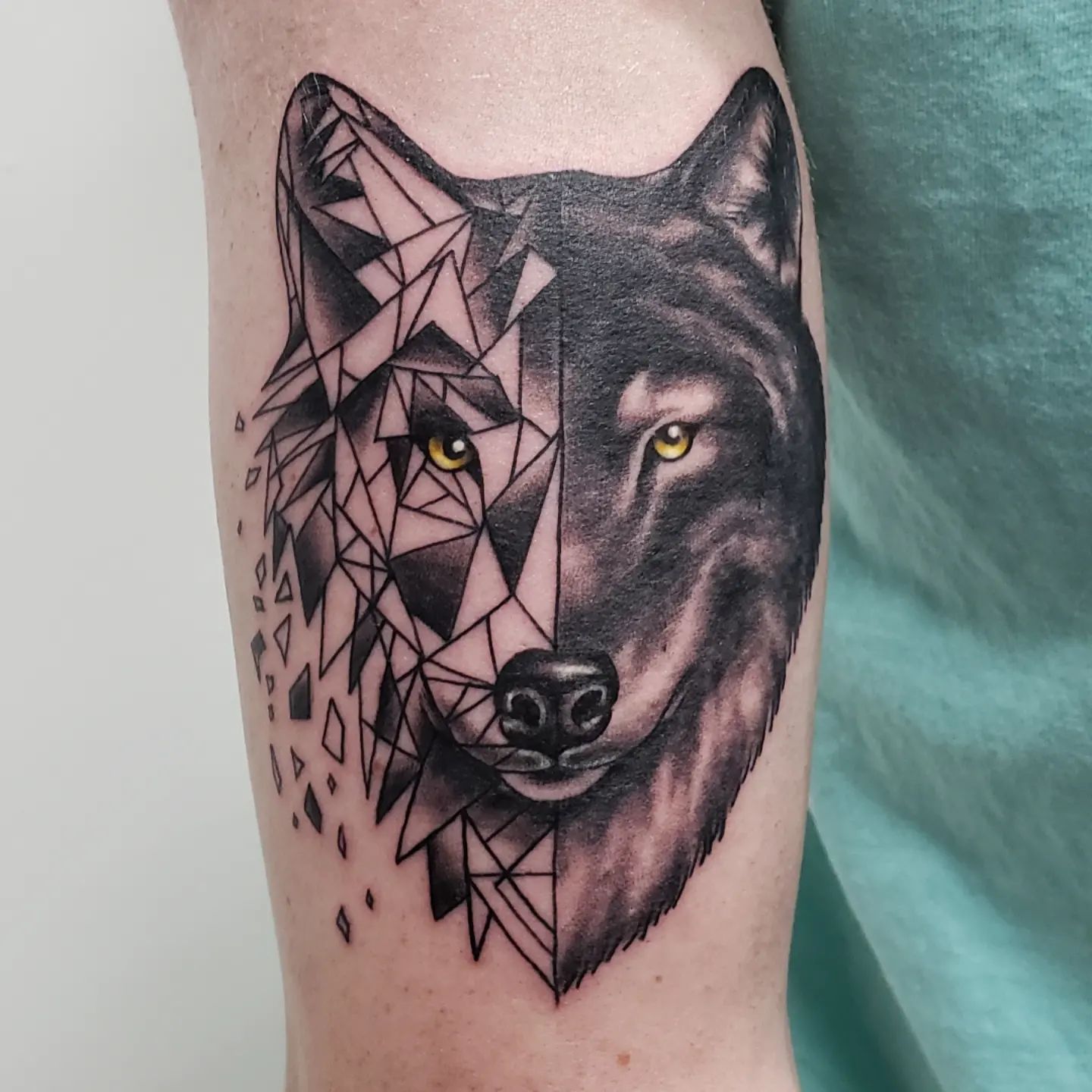 Impresión de tatuaje de lobo geométrico