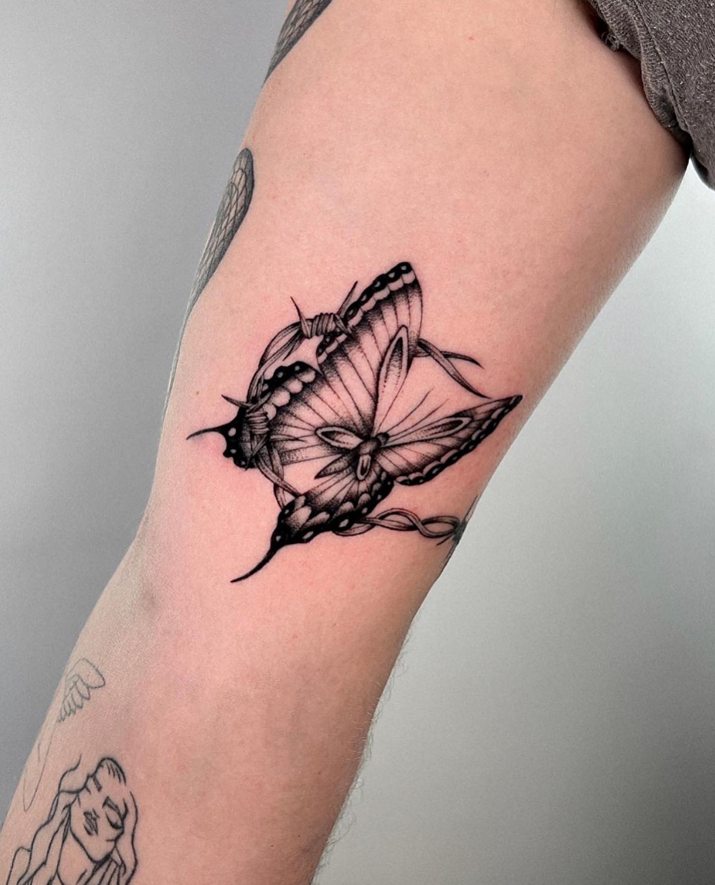 Mariposa y Tatuaje de alambre de púa
