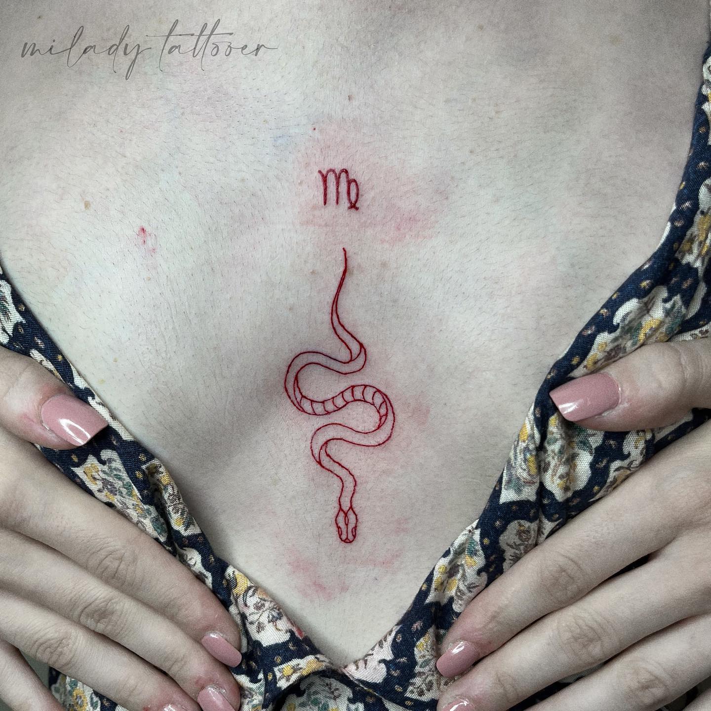 Serpiente y tatuaje de Virgo.