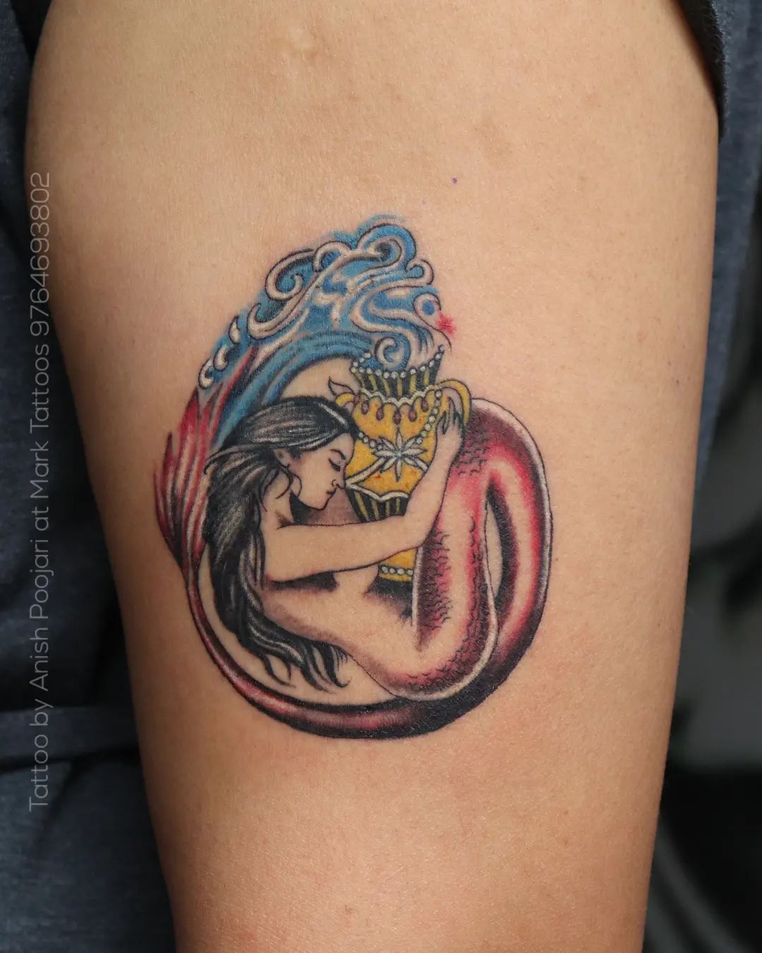 Sirena y Tatuaje de Acuario.