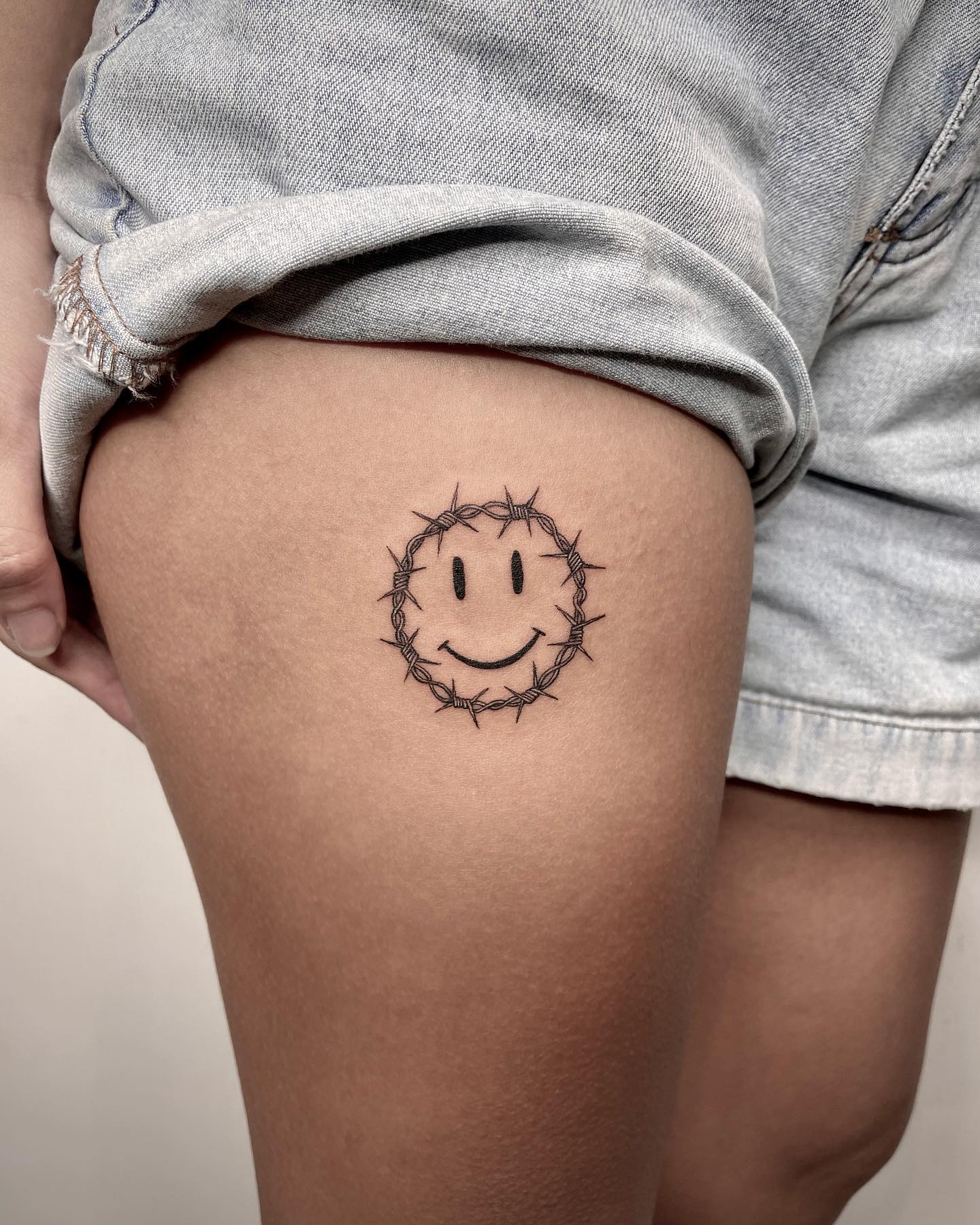 Sonrisa Cara Tatuaje de alambre de púas