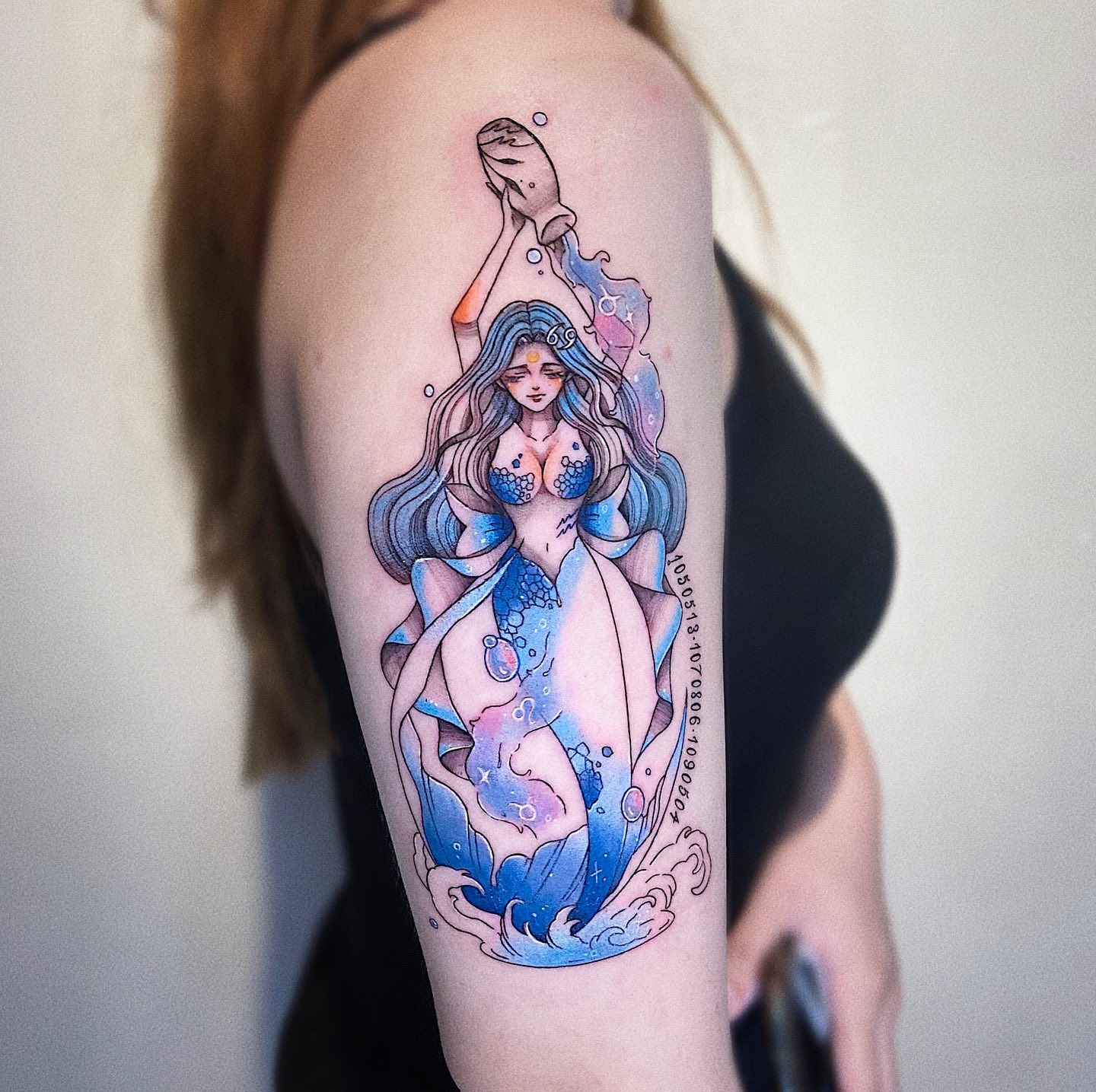 Tatuaje de Acuario con una mujer colorido