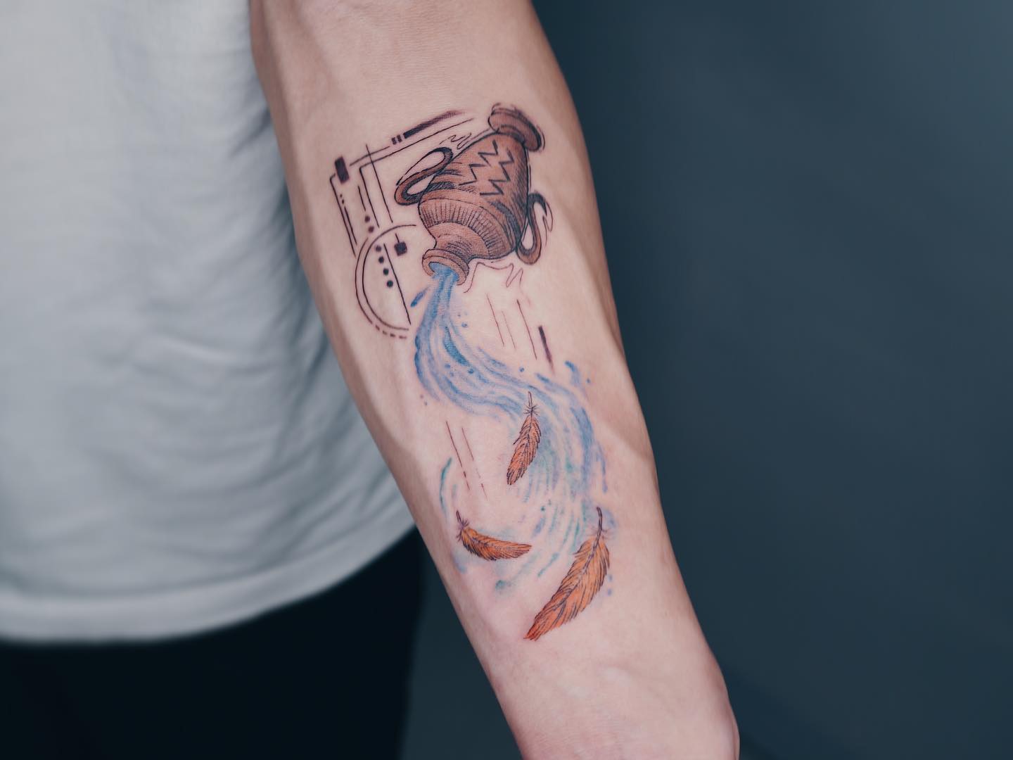 Tatuaje de Acuario en el antebrazo.