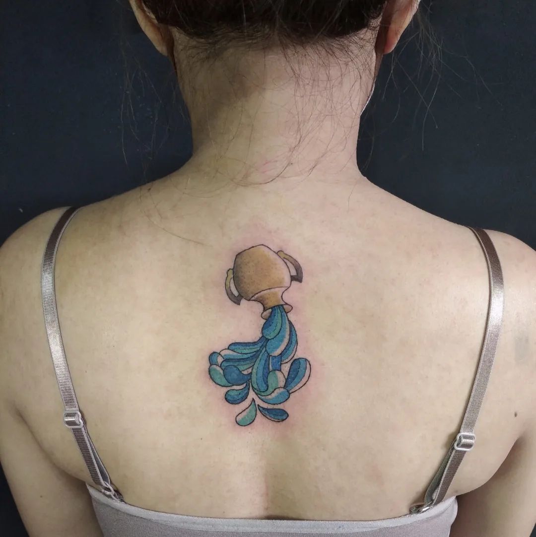 Tatuaje de Acuario en la Espalda.