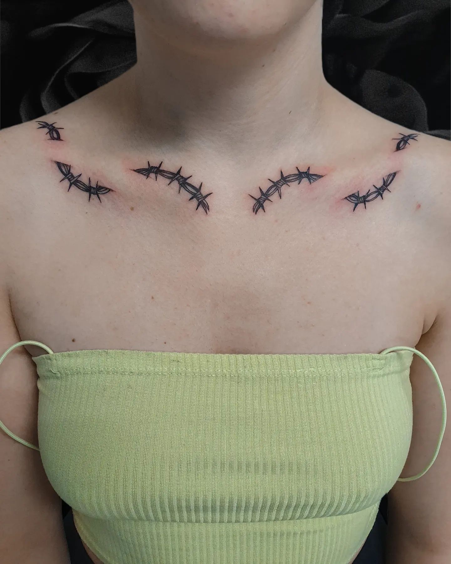 Tatuaje de alambre de espino decorativo.
