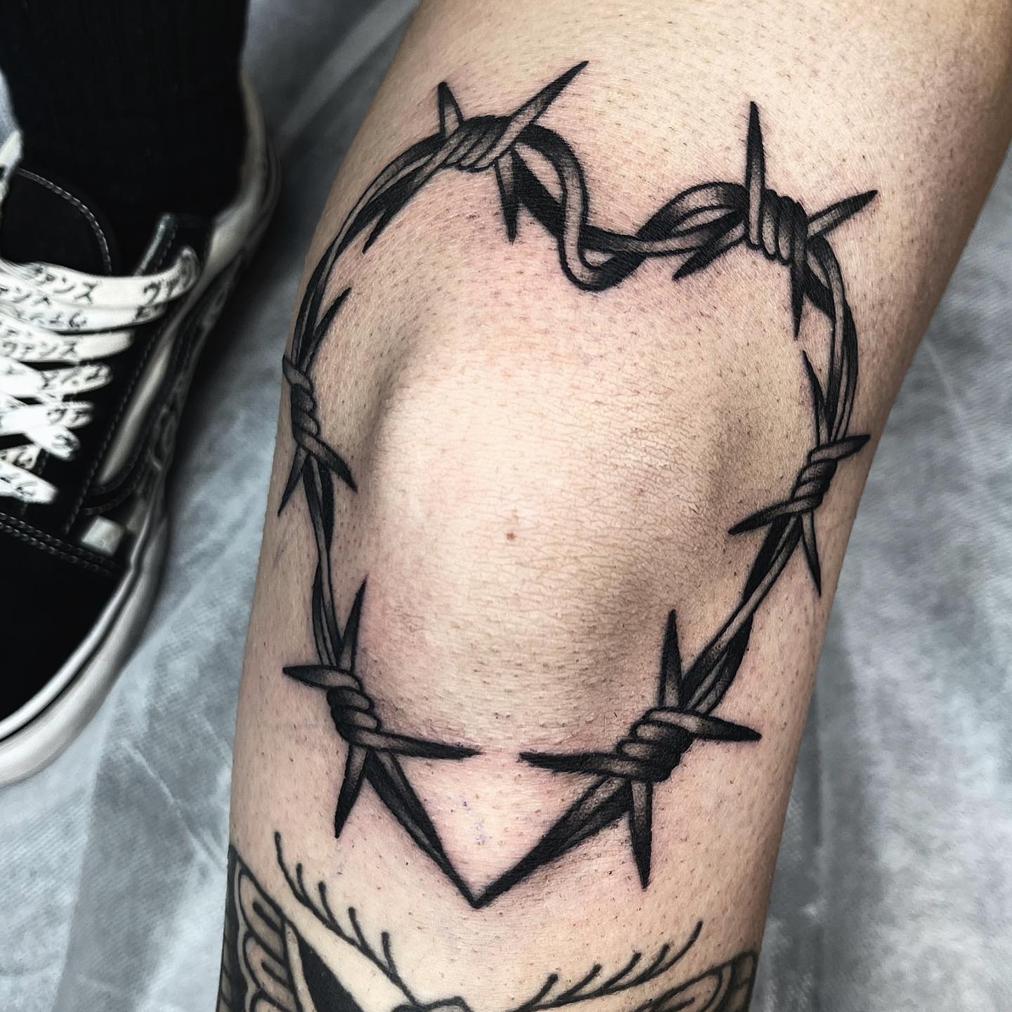 Tatuaje de alambre de púas con forma de corazón