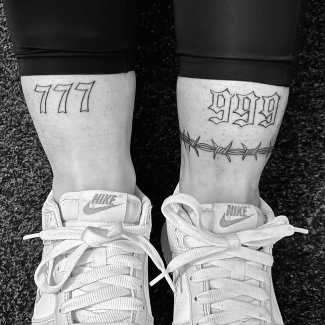 Tatuaje de alambre de púas en el tobillo.