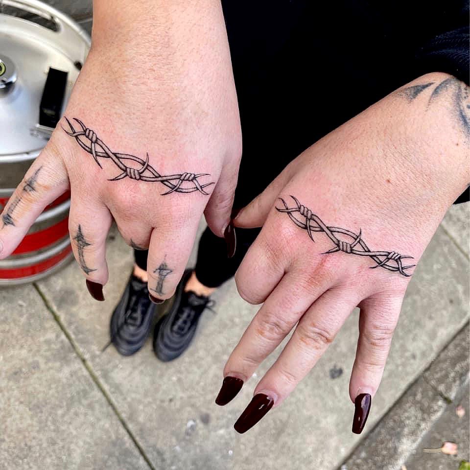 Tatuaje de alambre de púas en la mano