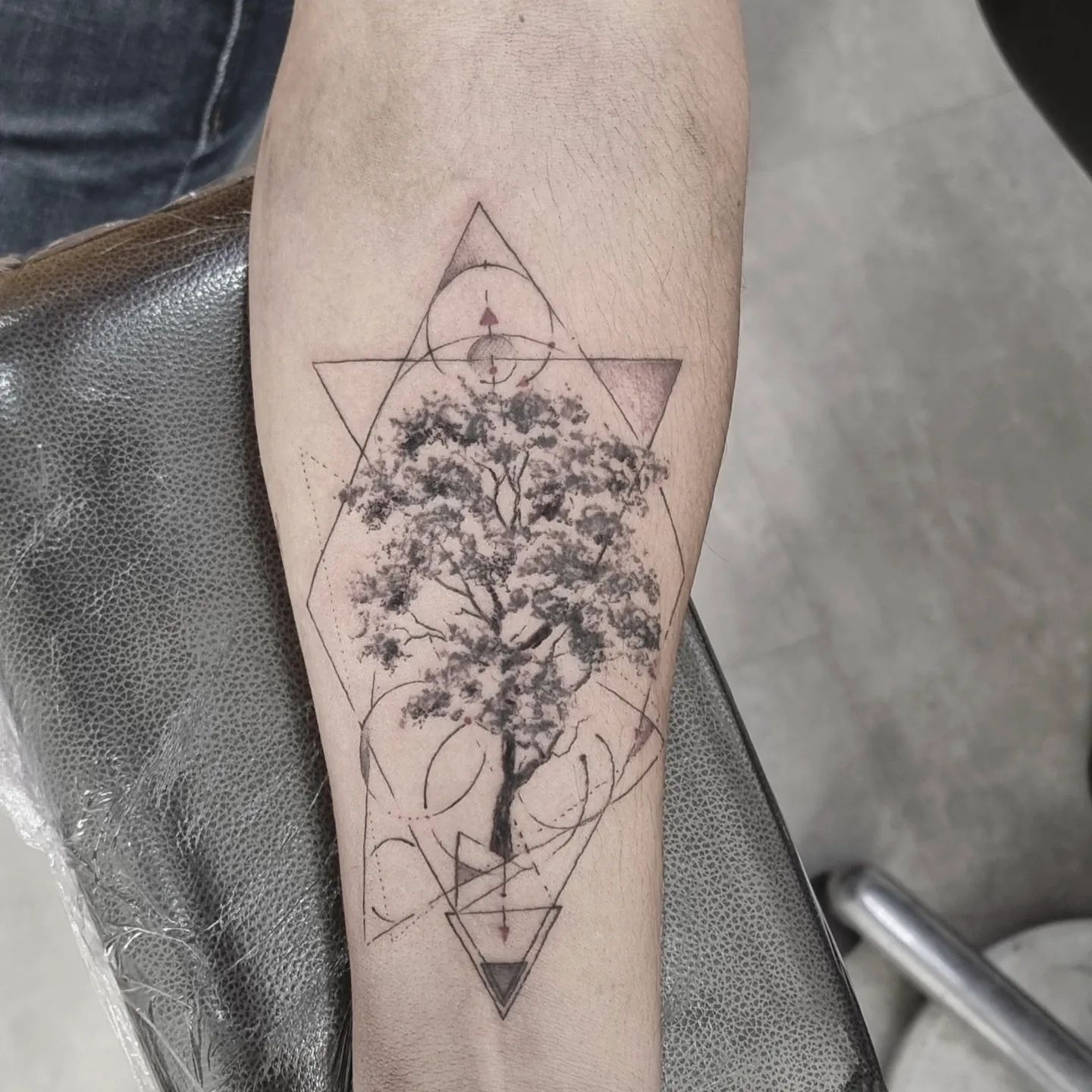 Tatuaje de árbol geométrico.