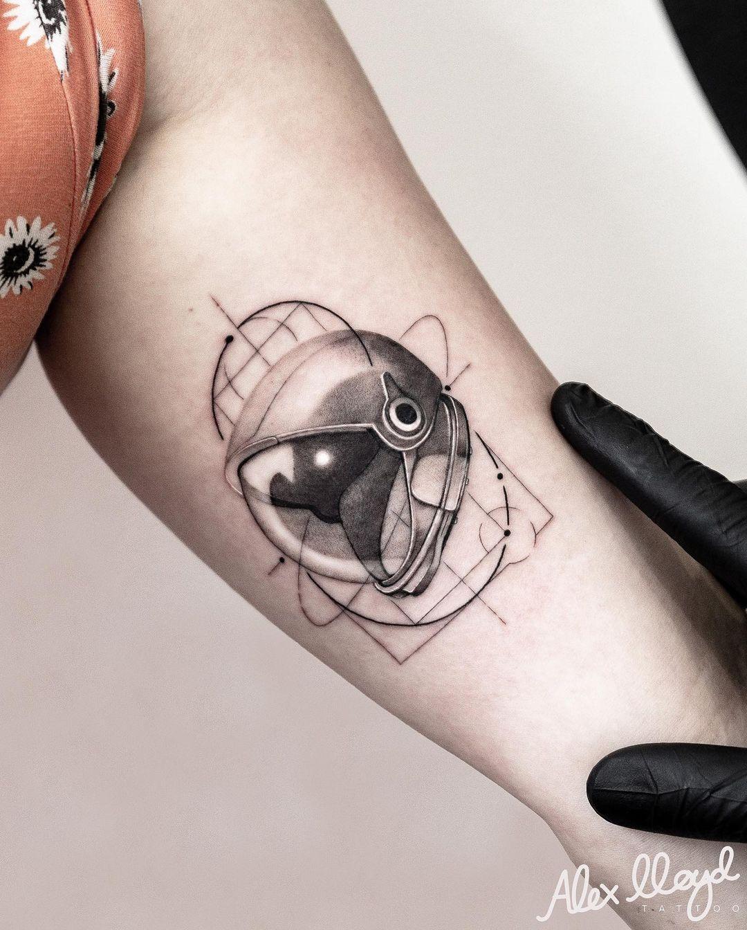Tatuaje de astronauta geométrico.