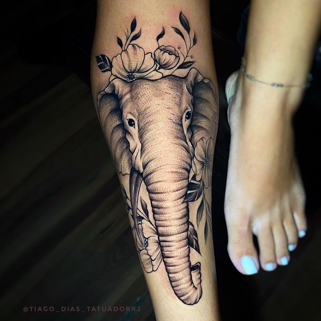 Tatuaje de elefante con flores.