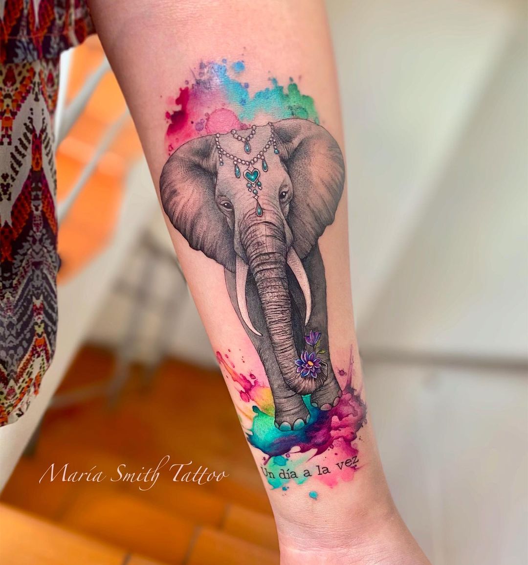 Tatuaje de elefante en acuarela